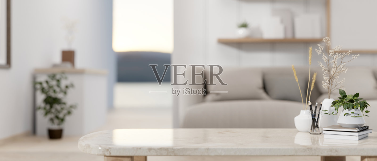 在现代灰色的客厅里，大理石咖啡桌上的展示空间。照片摄影图片