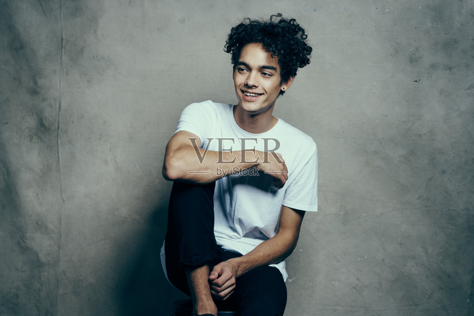 开朗的卷发男人情绪工作室生活方式时尚照片摄影图片