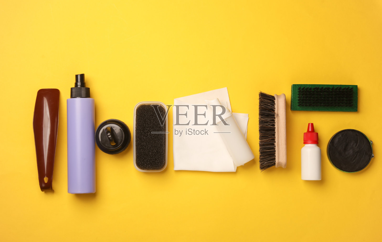 黄底鞋护理产品及配件。前视图。平躺照片摄影图片