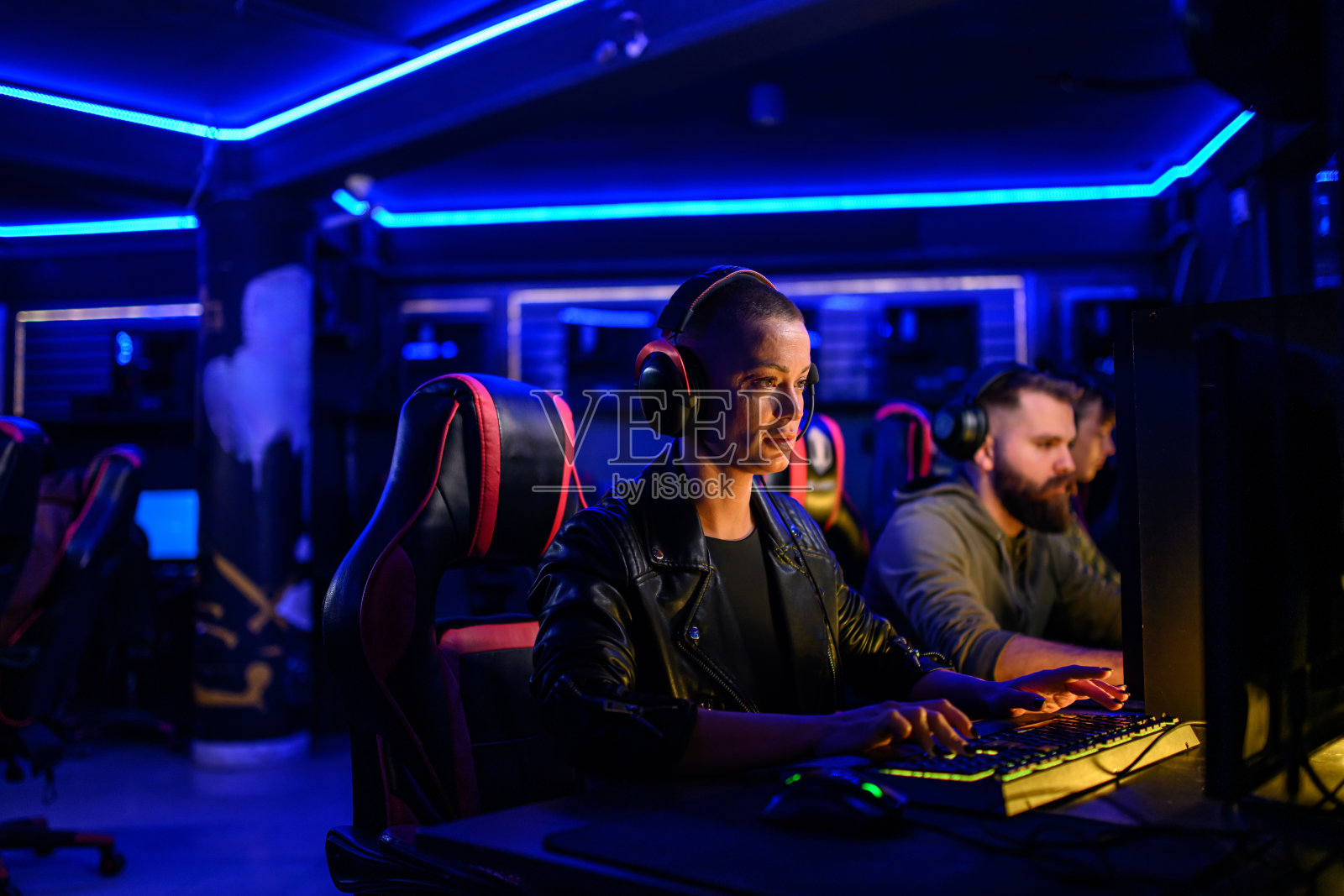 一名女玩家在玩多人游戏时播放她的游戏玩法照片摄影图片