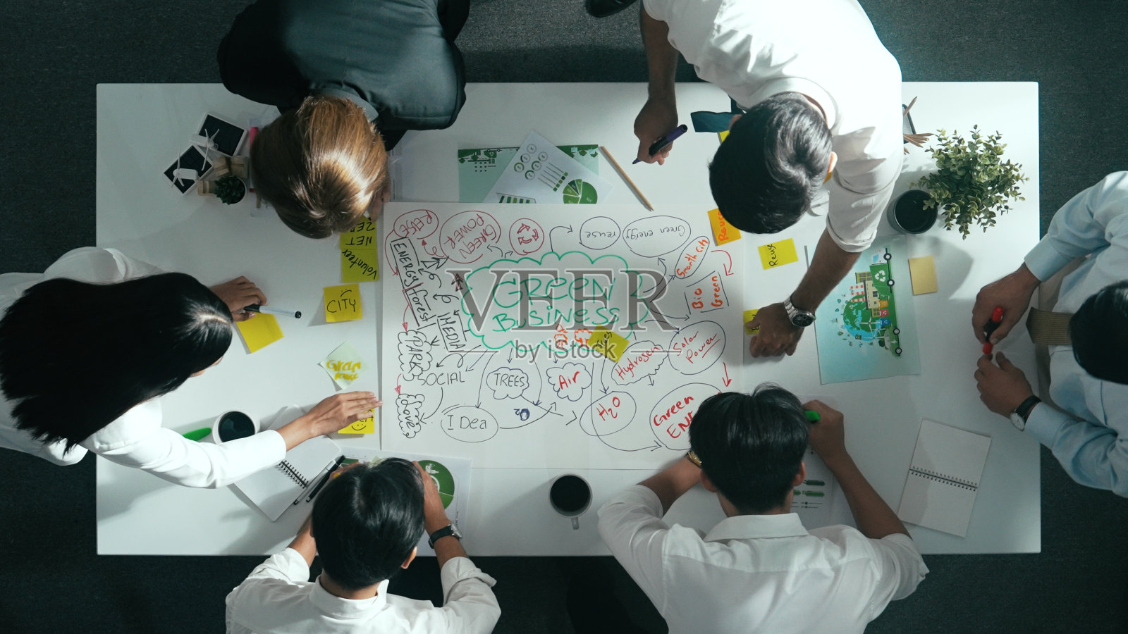 业务团队讨论使用清洁能源的自顶向下视图。营养。照片摄影图片