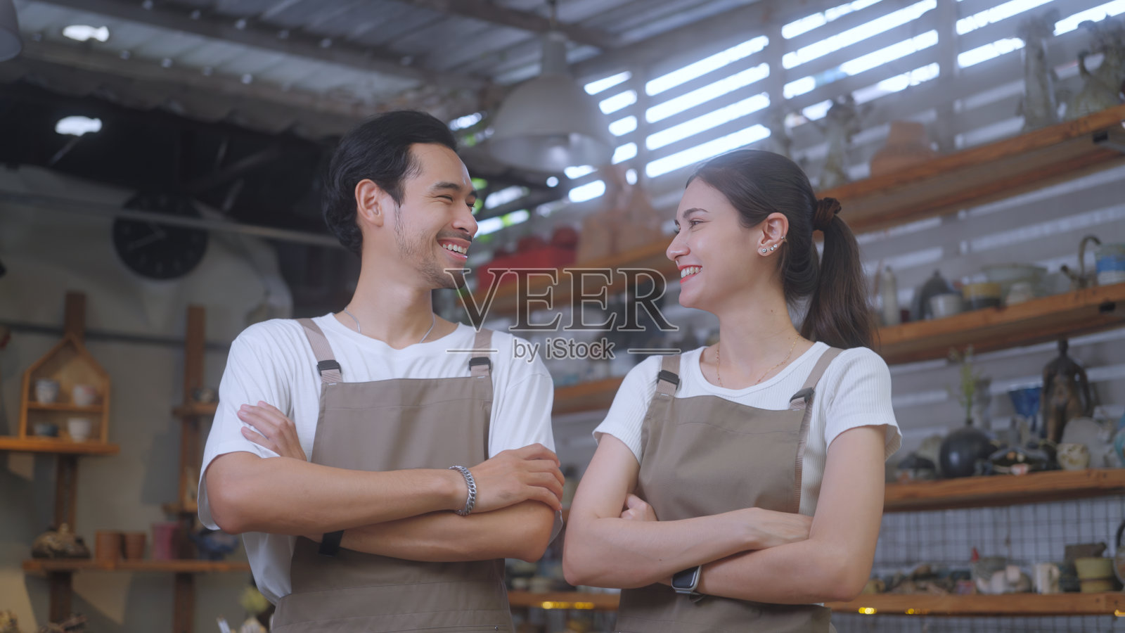 自信的陶瓷店主照片摄影图片