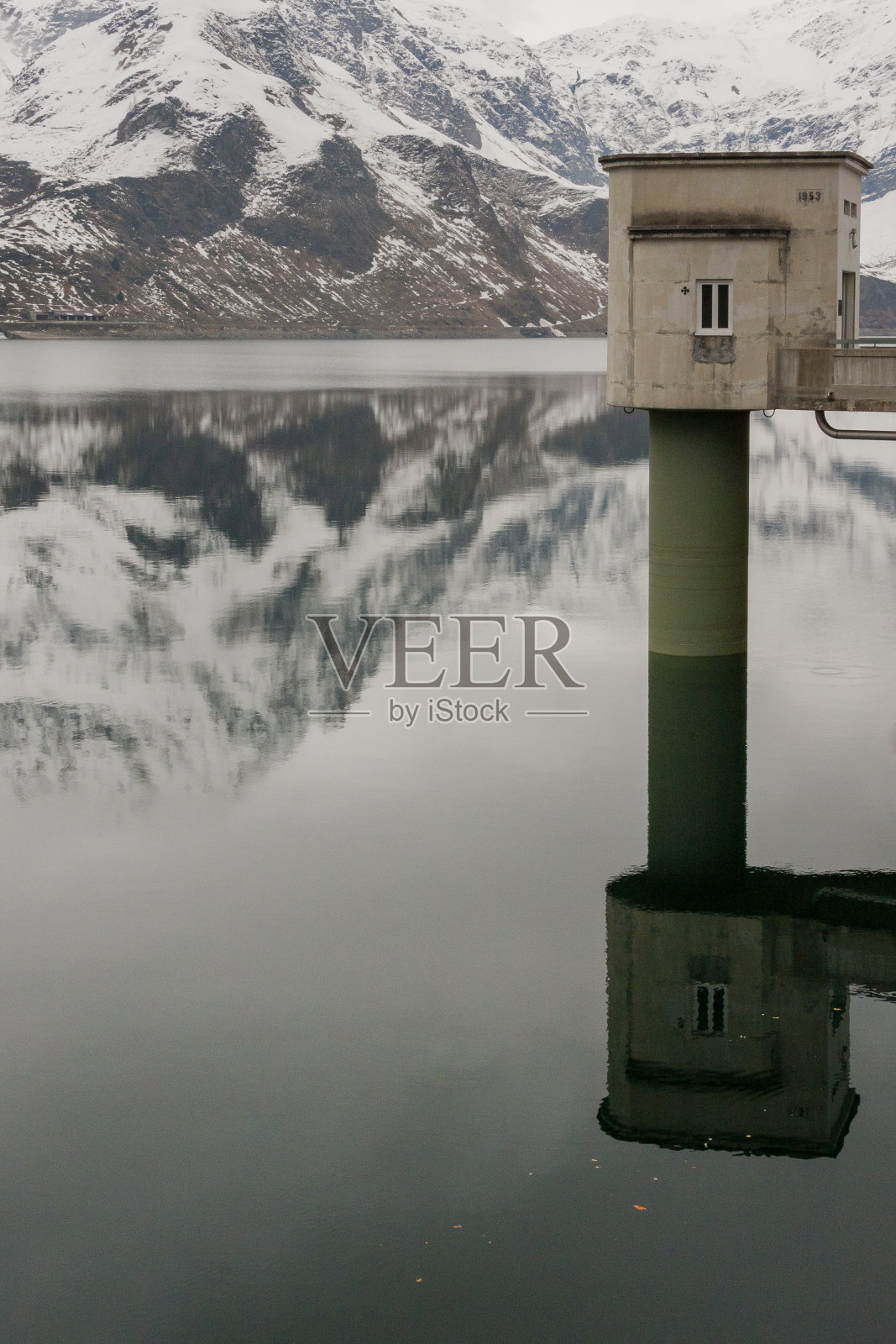 瑞士提契诺州皮奥拉山谷的里托姆湖照片摄影图片