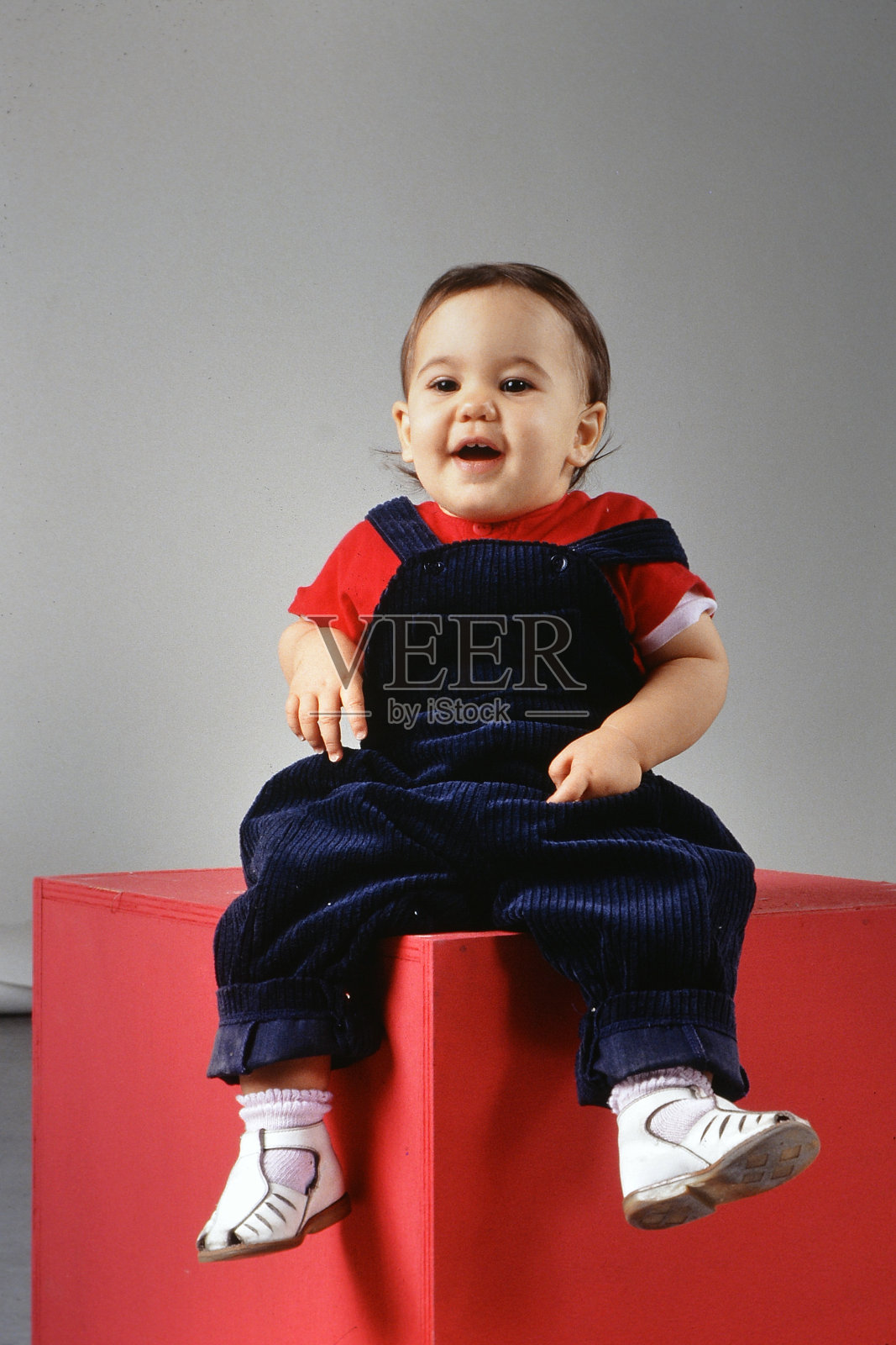 1992年6月23日，女婴在照相馆摆姿势照片摄影图片