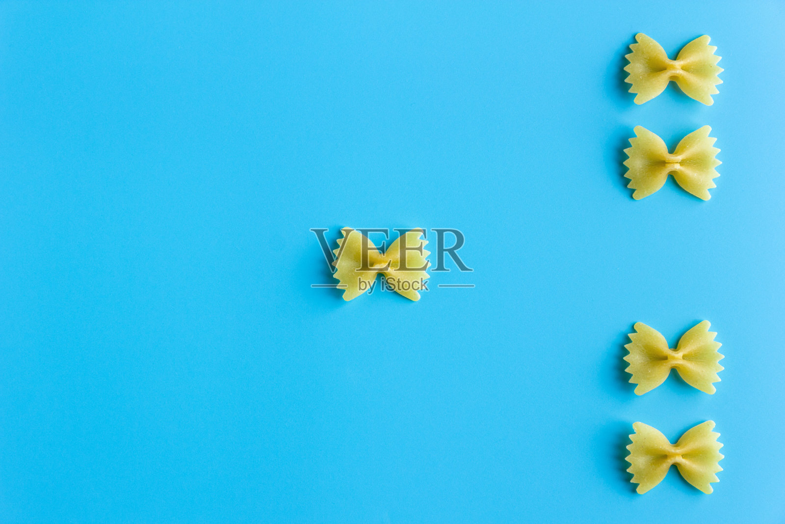 生面食与蓝色背景上的复制空间照片摄影图片