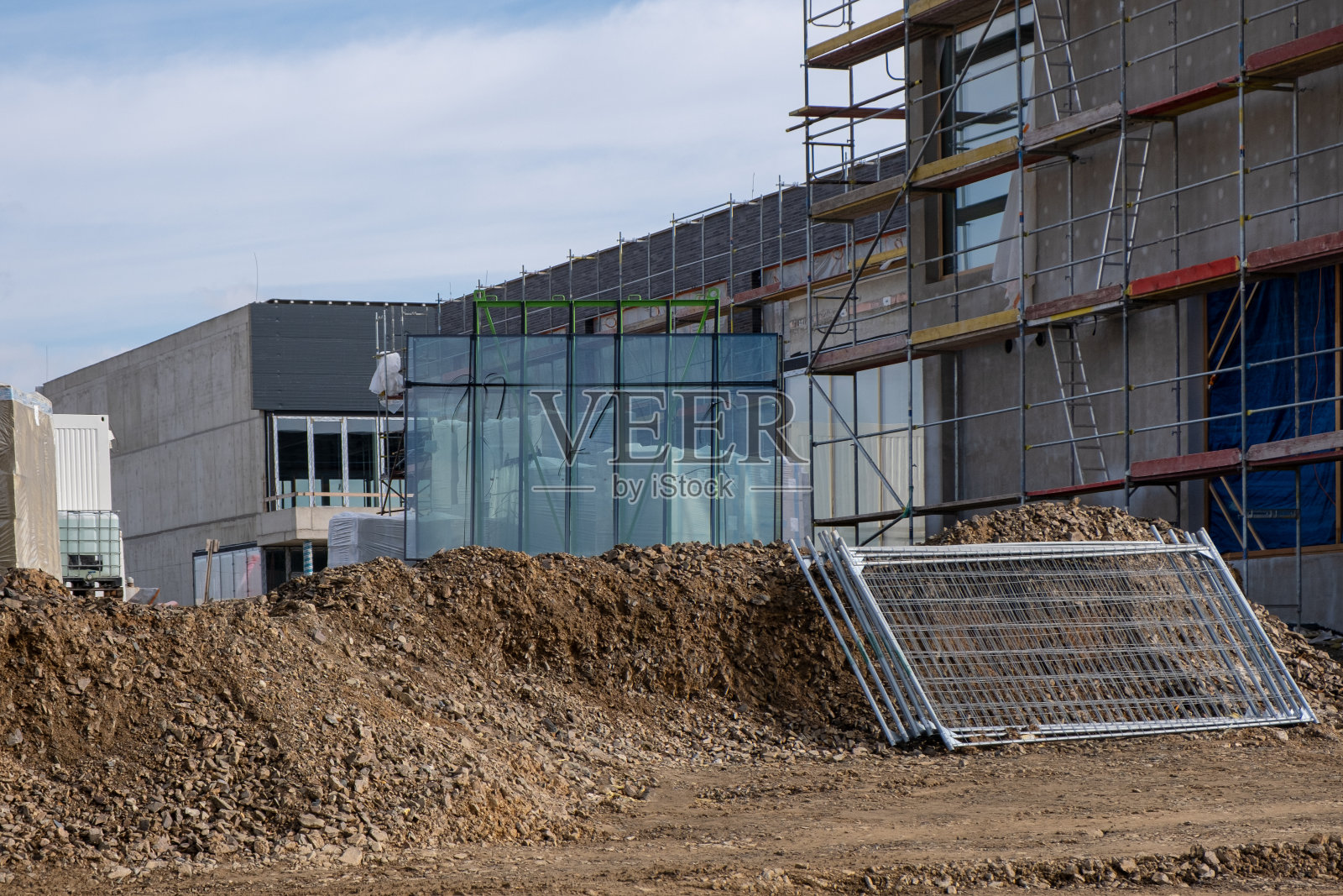 建筑工地上一个有巨大密封玻璃窗的调色板。安装Windows照片摄影图片