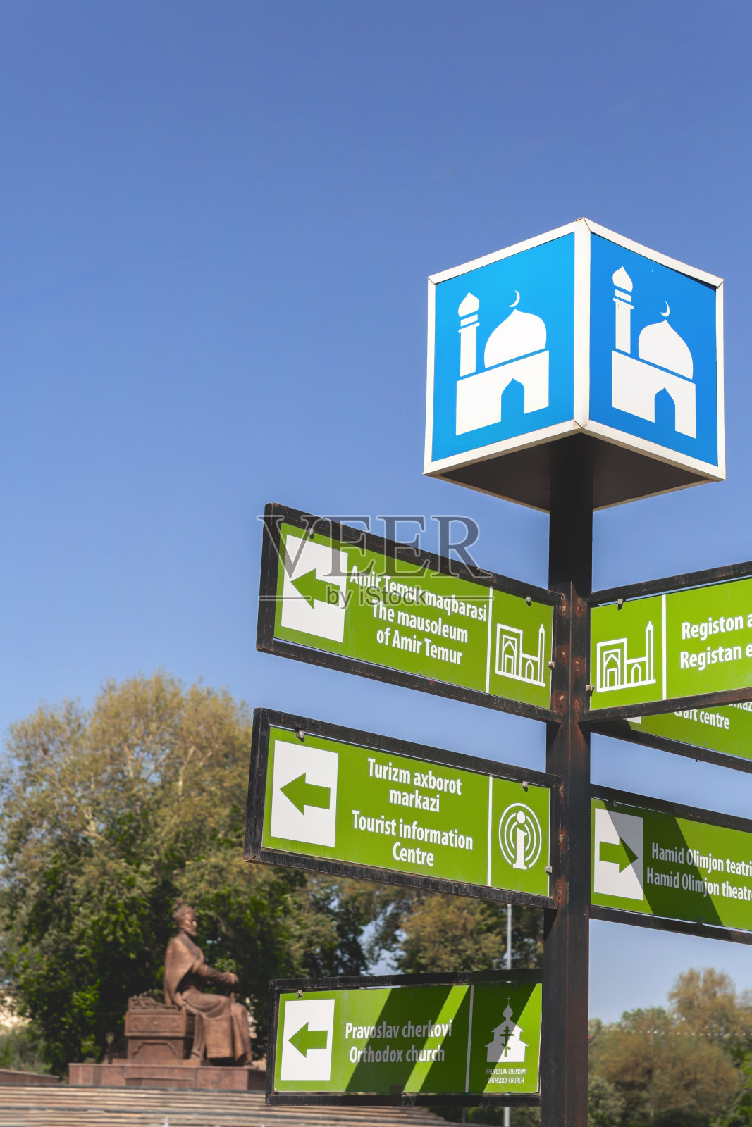 撒马尔罕的旅游路标显示了通往重要地标的方向，比如阿米尔·帖木儿陵墓和雷吉斯坦建筑群。垂直的。撒马尔罕,乌兹别克斯坦照片摄影图片