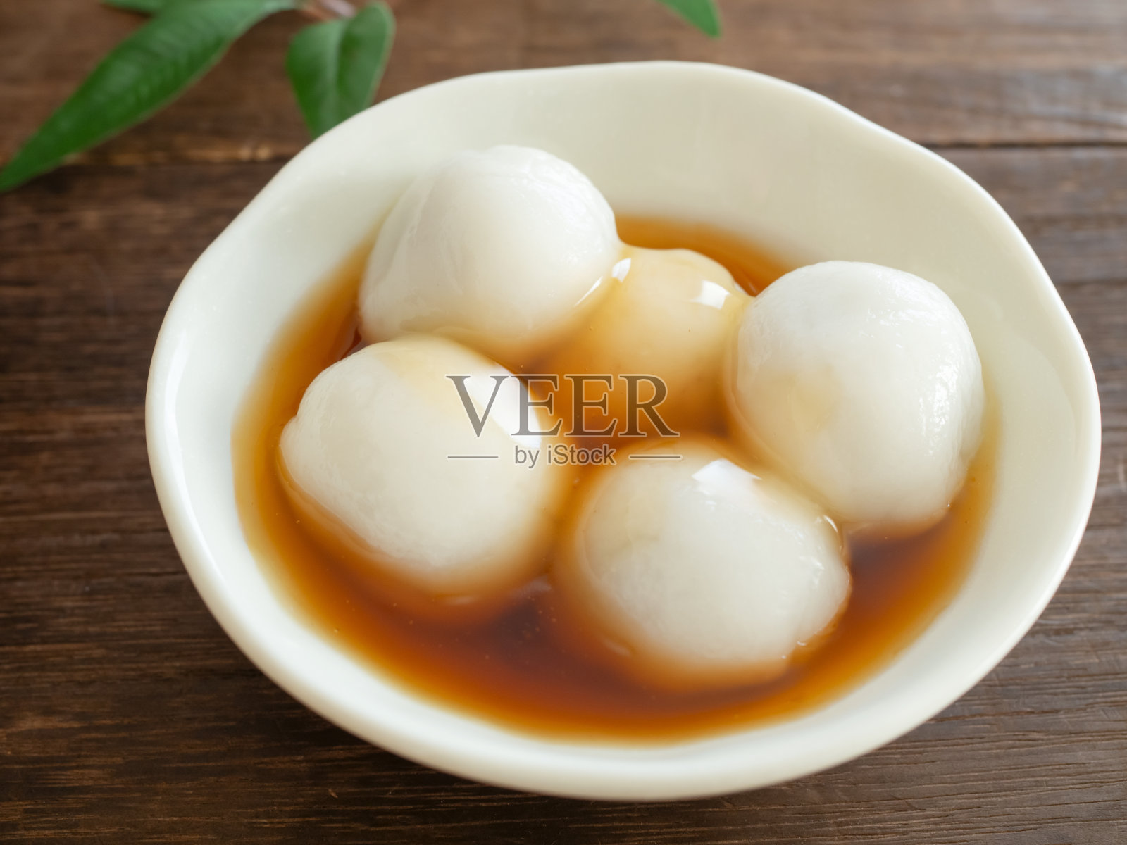 三arashi dango(包有甜酱油的粽子)照片摄影图片