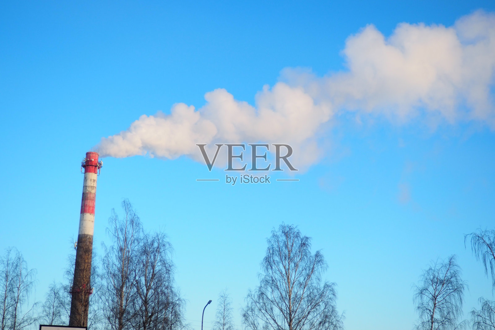 从工厂烟囱冒出来的烟。生态污染。空气排放污染森林。工业废料。工业冶金厂排放。雾霾和恶劣的生态。冬季集中供热。照片摄影图片