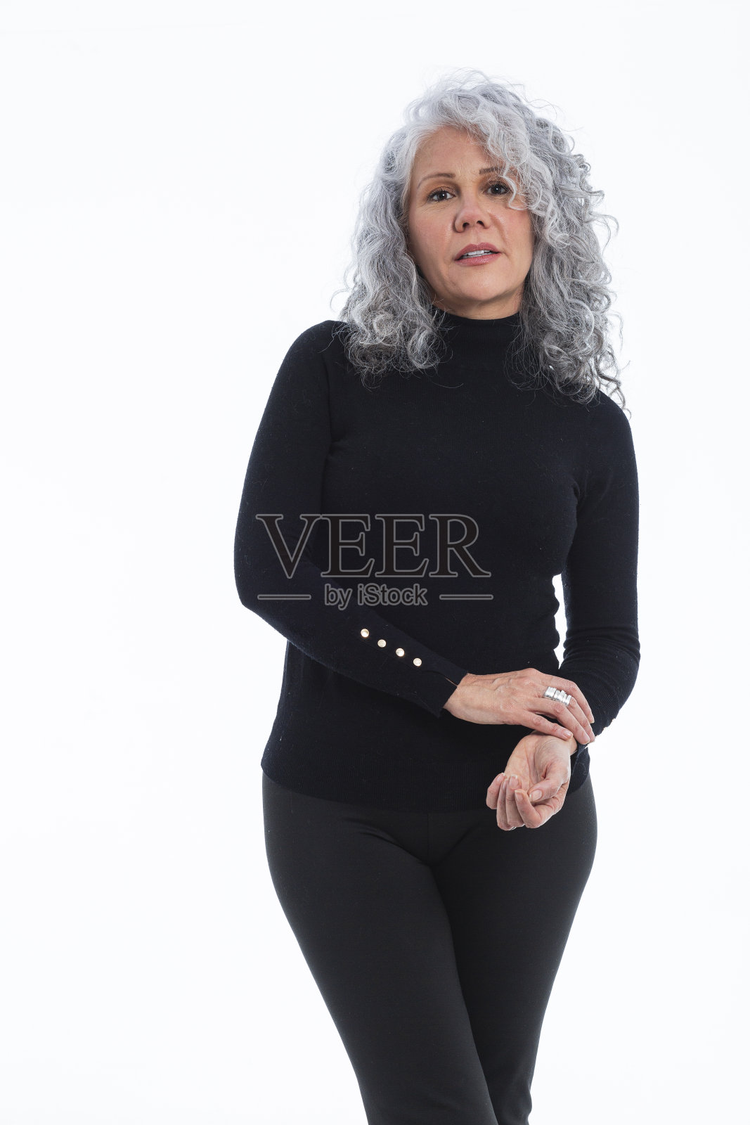 成熟的拉丁女人看着镜头，镜头描绘了她的高管着装照片摄影图片