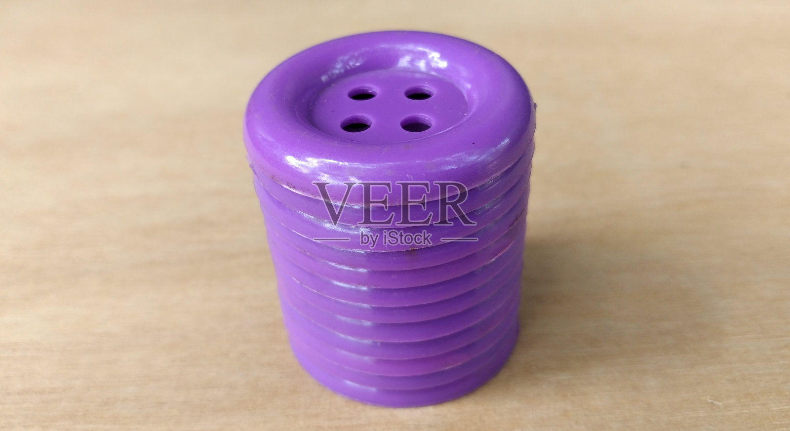 木桌背景与复制空间的紫色缝纫按钮的近景照片摄影图片