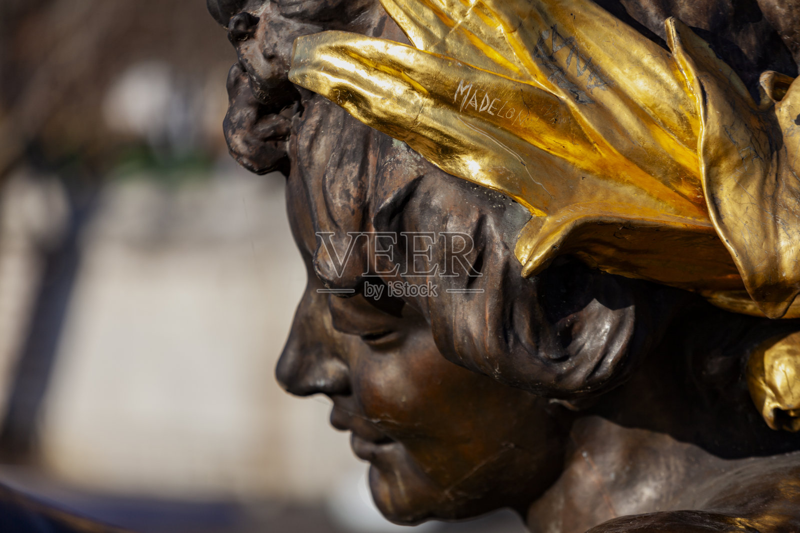 法国巴黎亚历山大三世桥上的女神雕像照片摄影图片