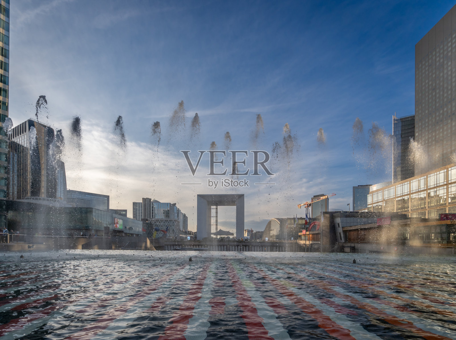 法国巴黎拉德芳斯区- 10 18 2020:拉德芳斯区。全景的防御塔区与水射流照片摄影图片