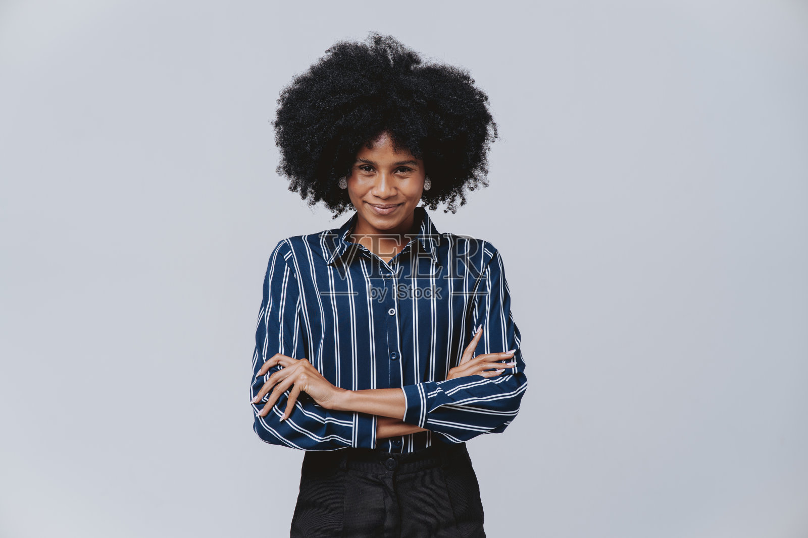 留着非洲式发型的美女对着镜头微笑照片摄影图片