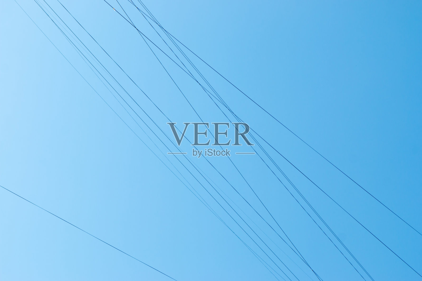 电线映衬着蓝天照片摄影图片