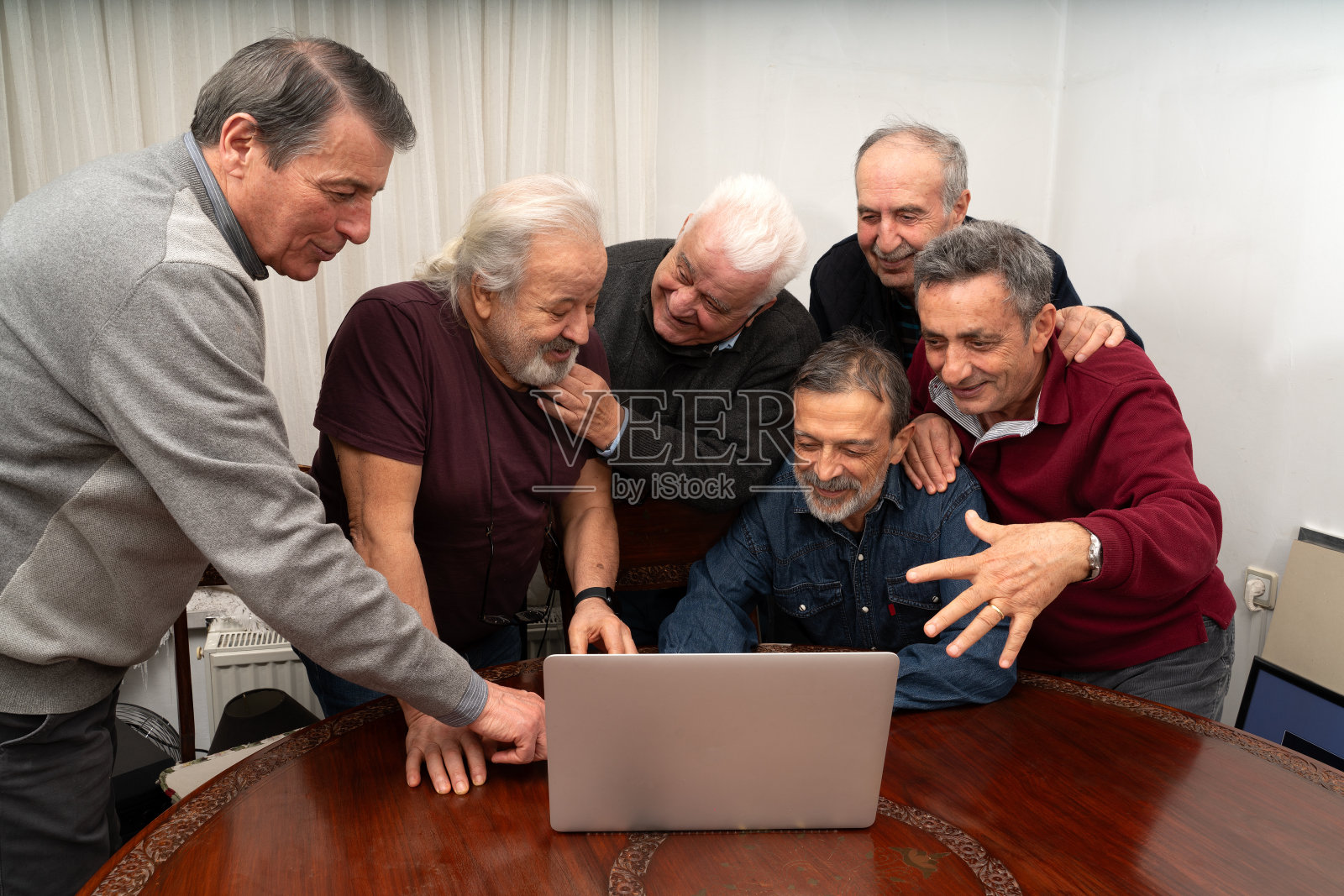 老年人拥抱新技术照片摄影图片