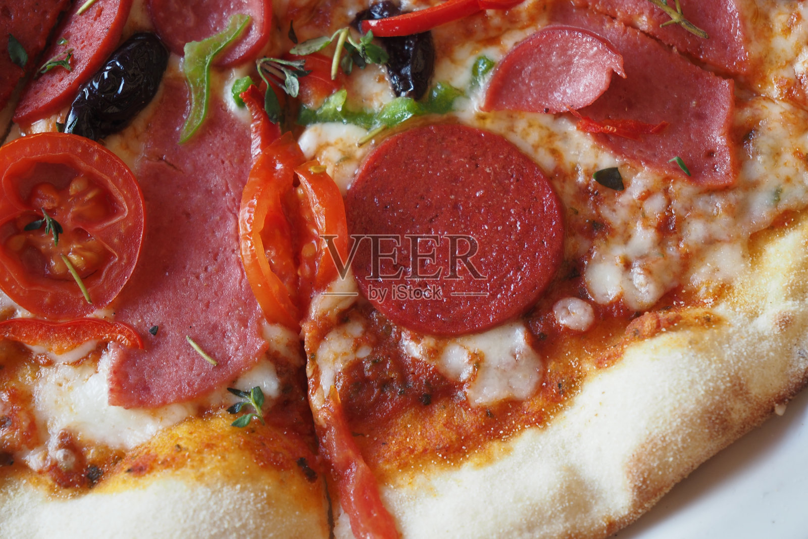 木桌上盘子里的一片芝士披萨。照片摄影图片