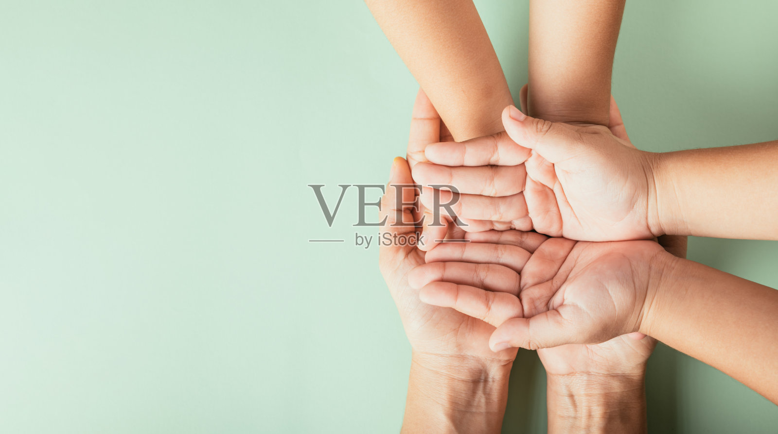 父母与孩子空手相见顶视孤立。象征着家庭团聚，支持和传承。照片摄影图片