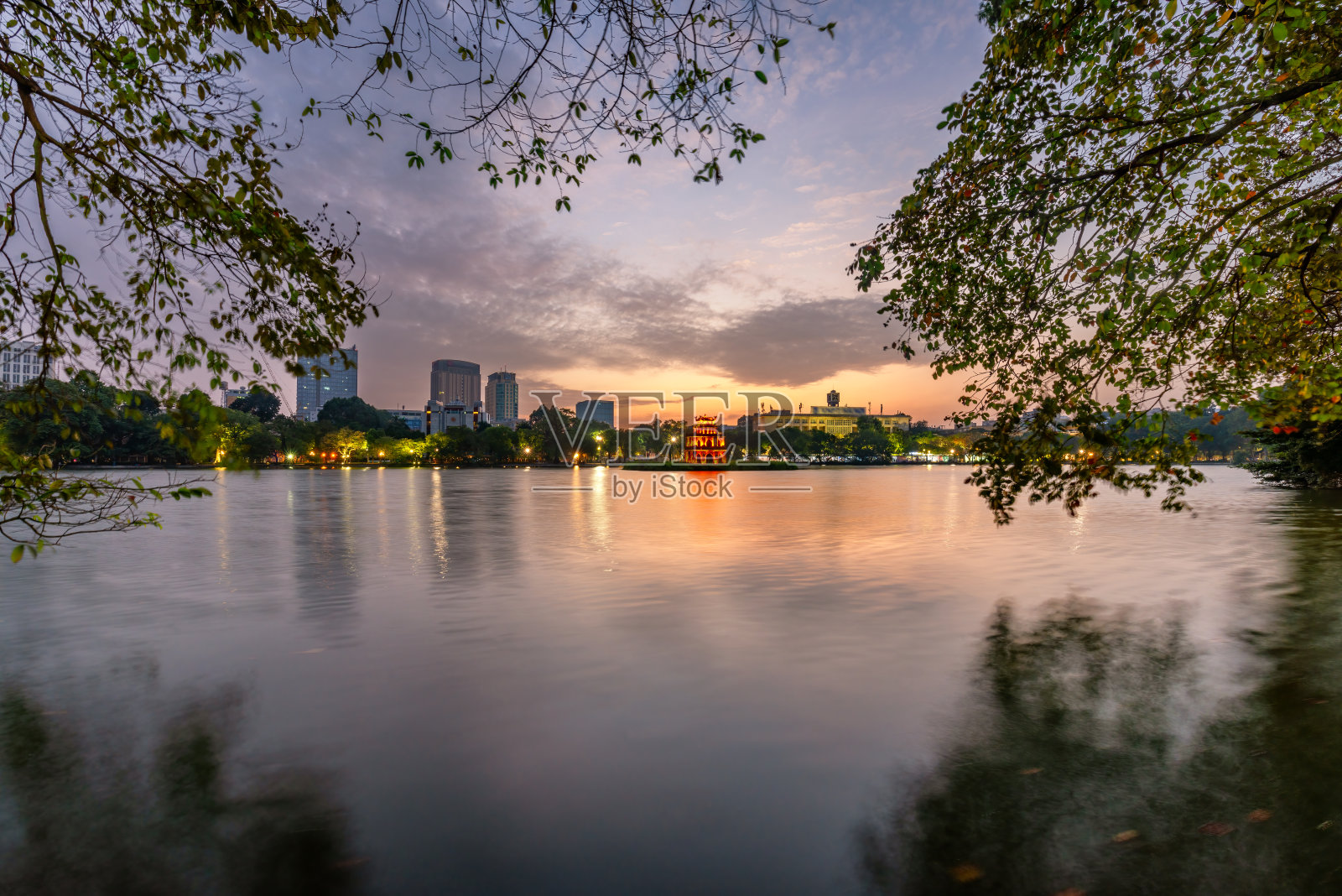位于越南河内还剑湖中央的海龟塔照片摄影图片