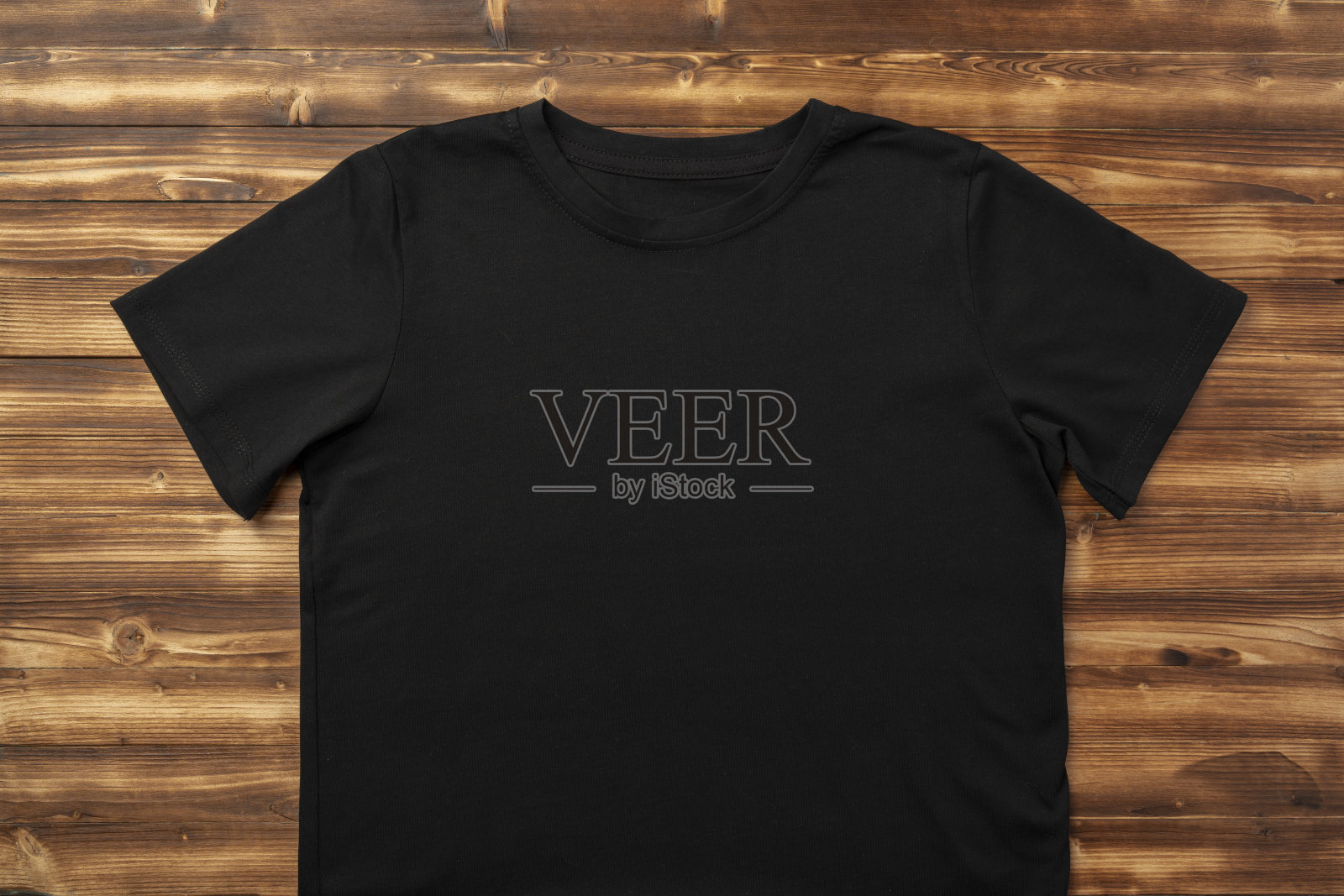 木制背景上的棉质t恤模型平铺照片摄影图片