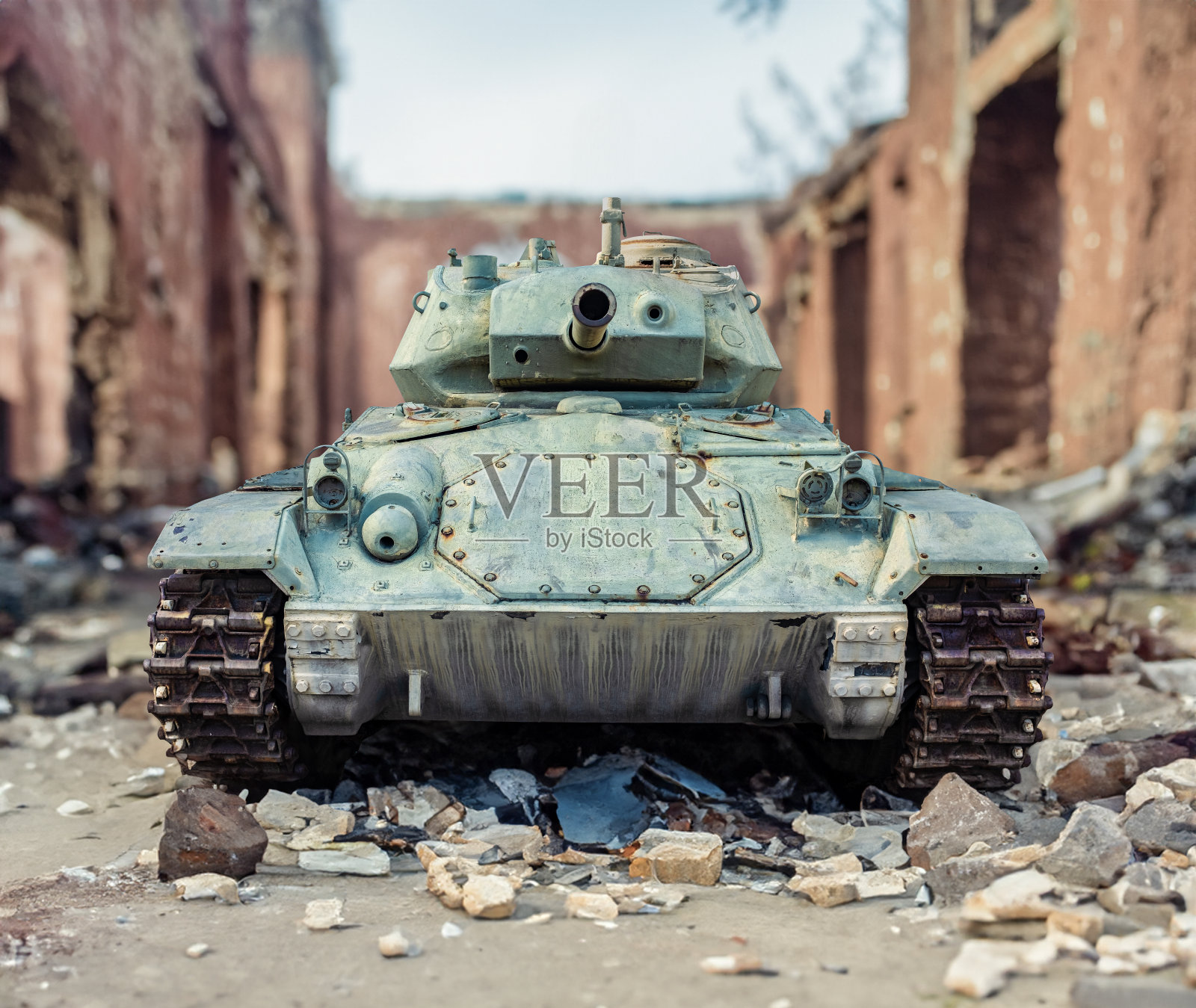 坦克在一个废墟城市照片摄影图片