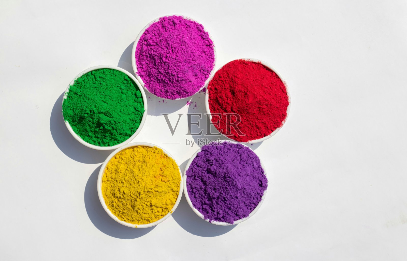 俯视图印度胡里节的颜色或古拉尔在碗孤立的白色背景与复制空间照片摄影图片