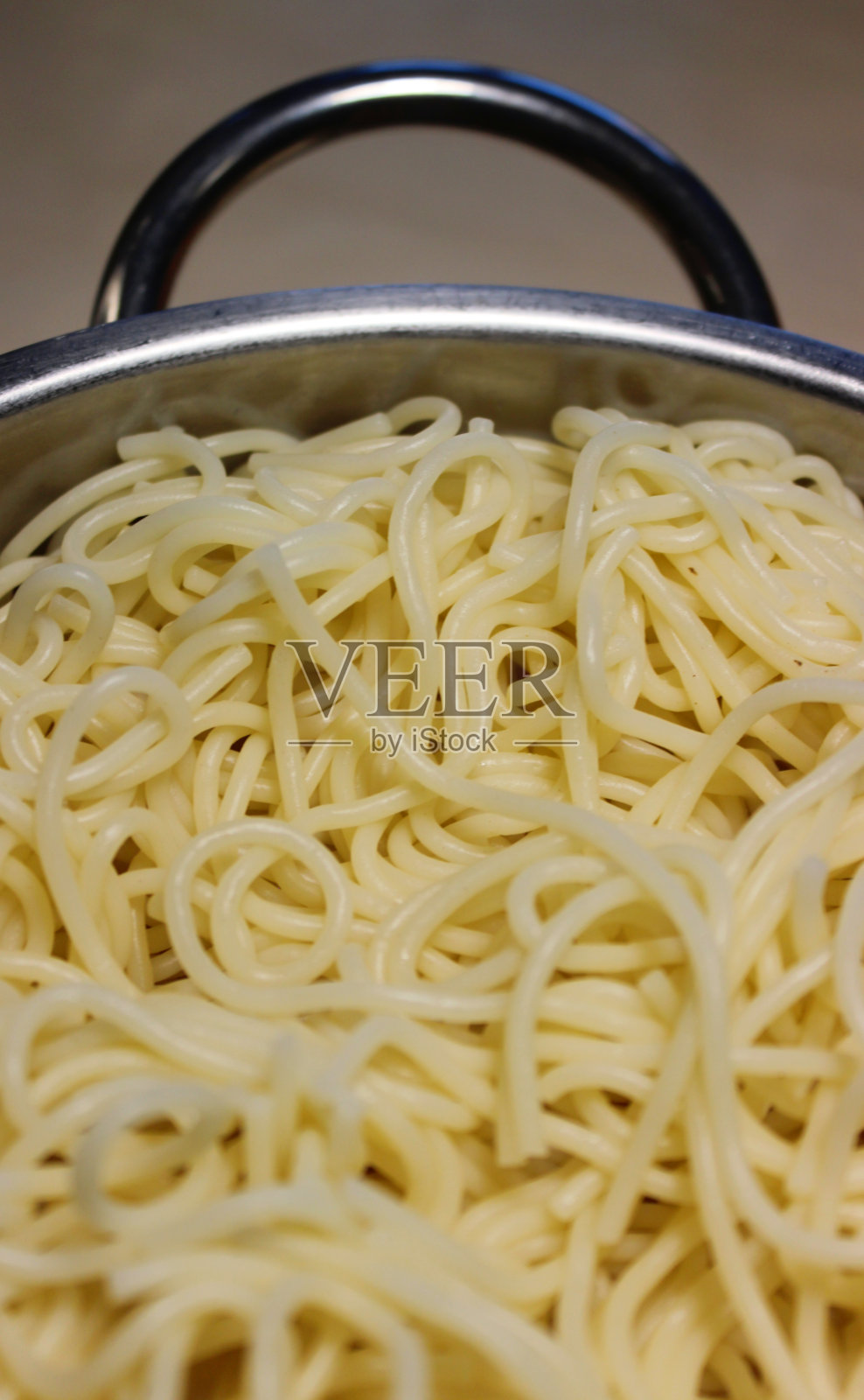 铝锅装满滑油热意大利面照片摄影图片