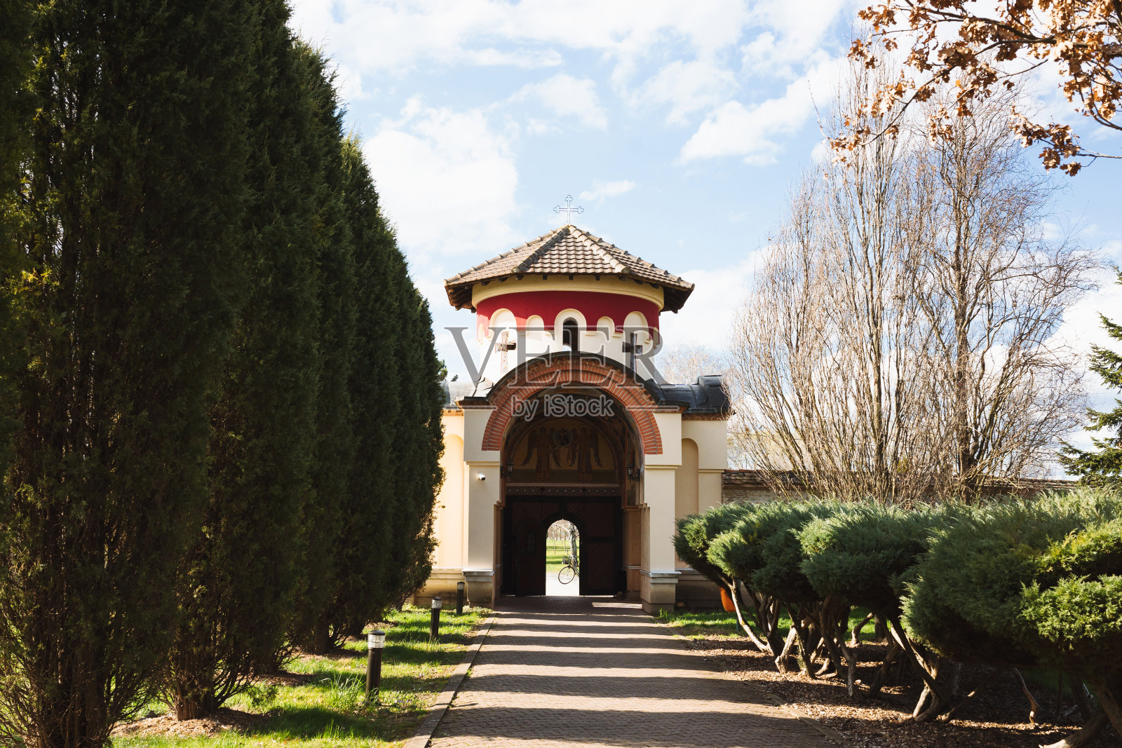 塞尔维亚东正教修道院Kovilj修道院盛开的木兰花照片摄影图片