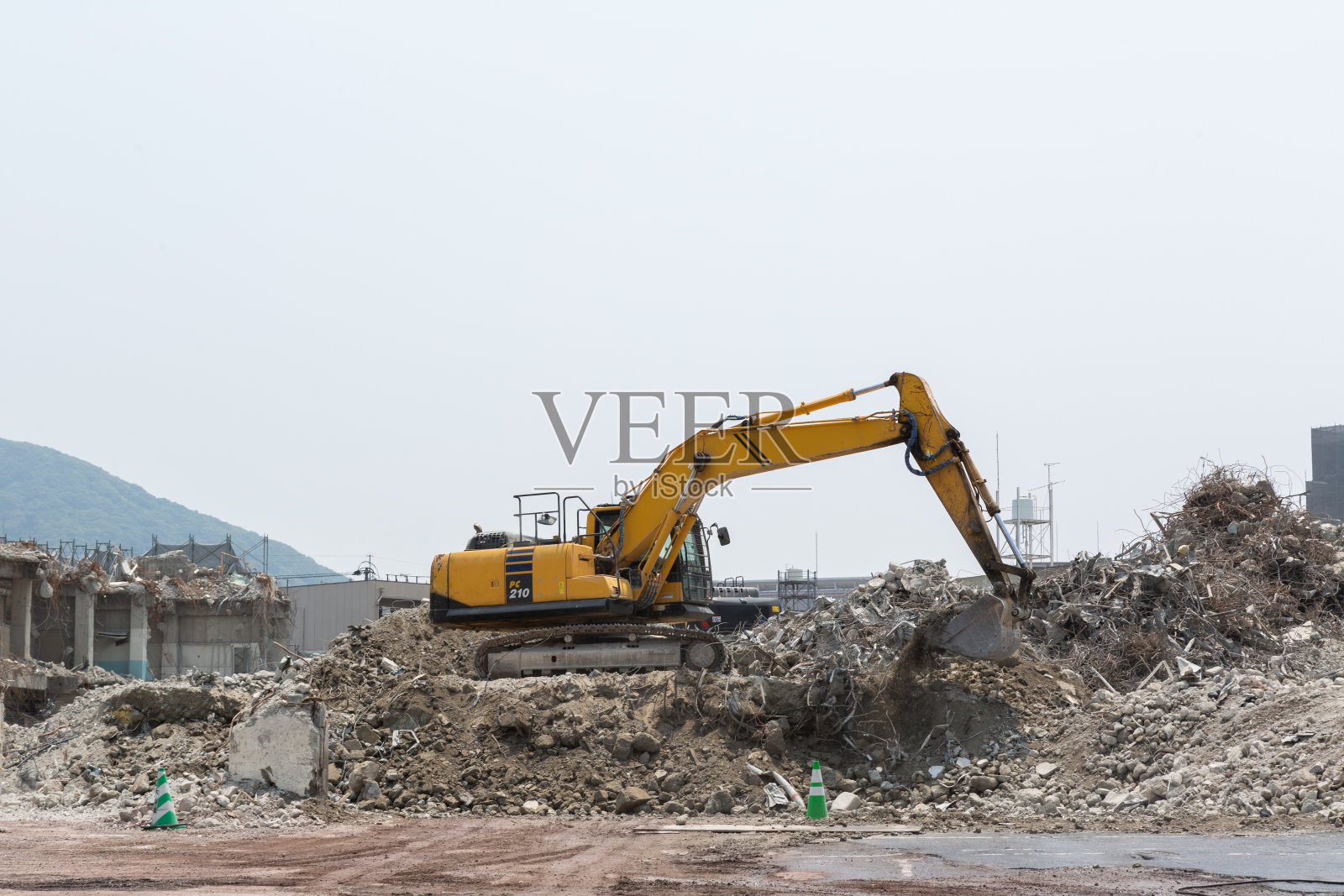 建筑物拆除工地用电动铲照片摄影图片