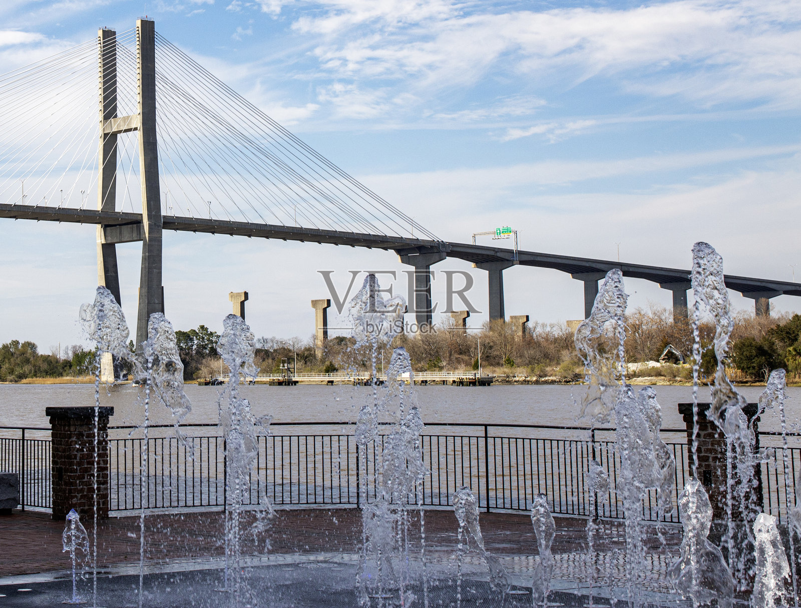 以塔尔梅奇桥为背景的公园里平静的水之舞照片摄影图片