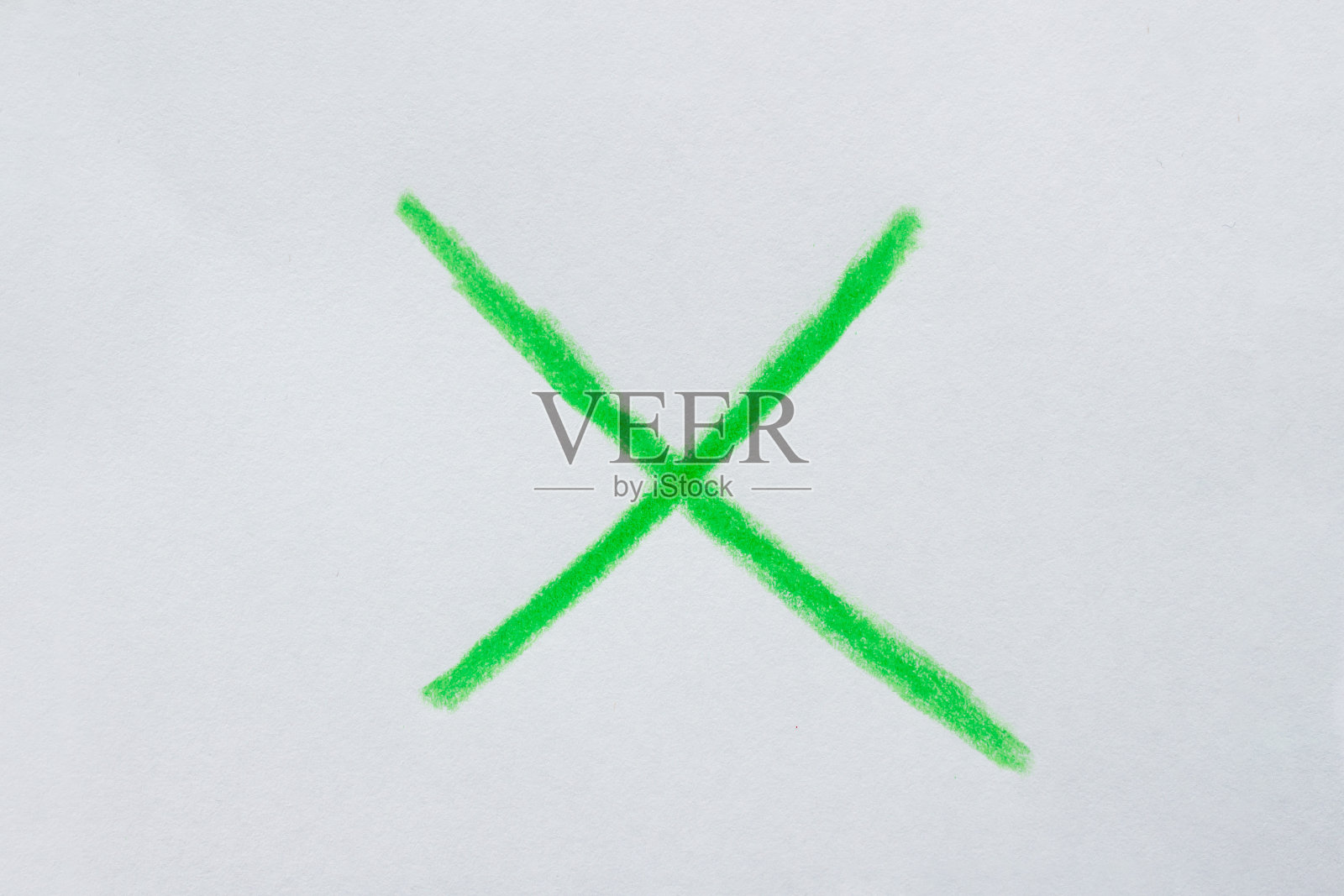 在白纸上手绘绿色的x符号照片摄影图片