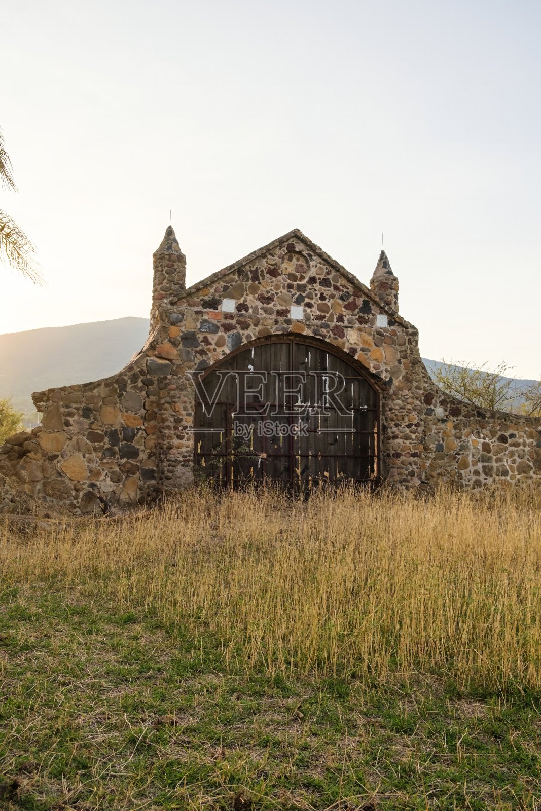 墨西哥米却肯州戈麦斯法里亚斯的一个牧场上的废弃房子照片摄影图片