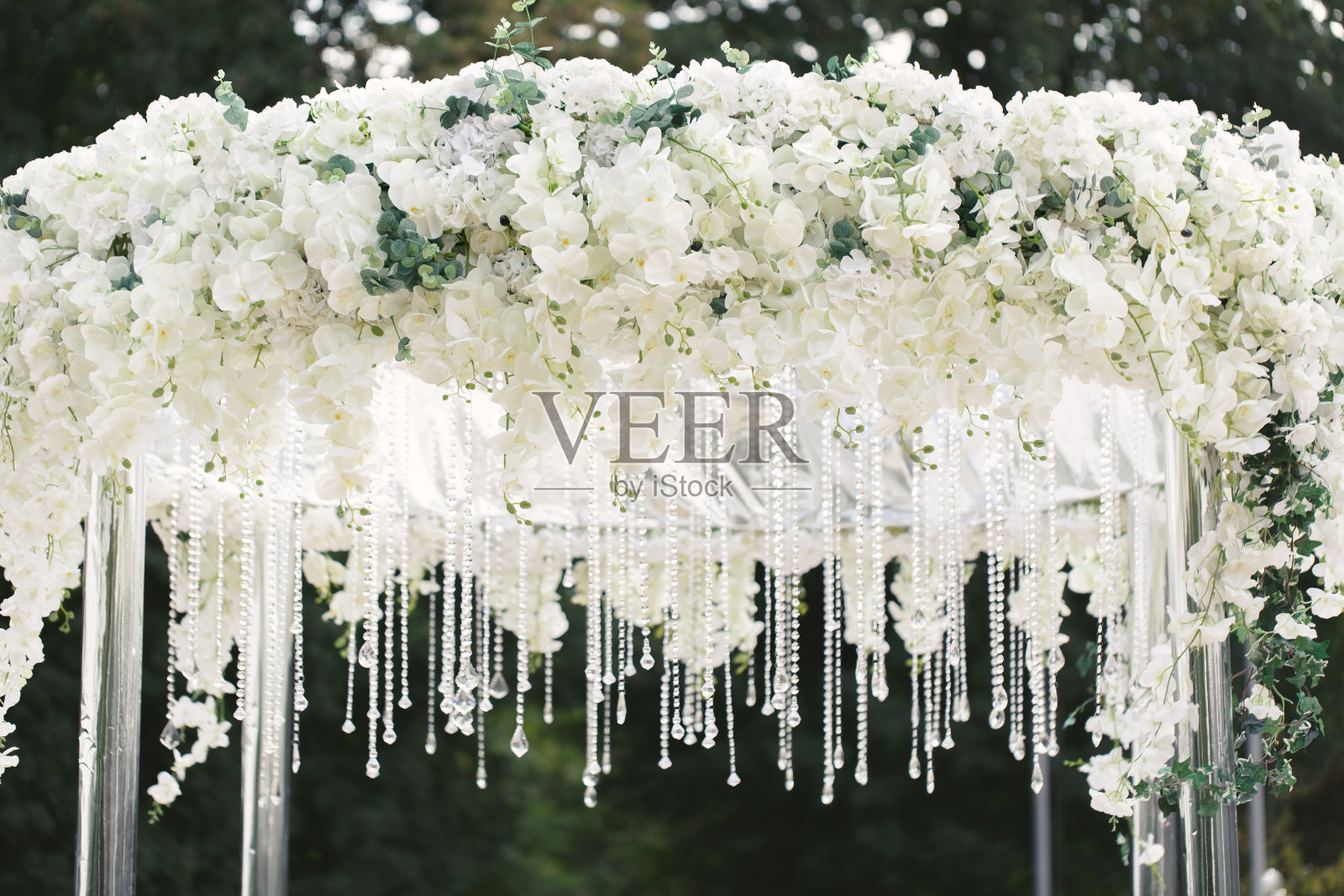 婚礼仪式的细节由鲜花、闪闪发光的珠子组成。精致美丽的婚礼装饰，适合新婚夫妇。照片摄影图片