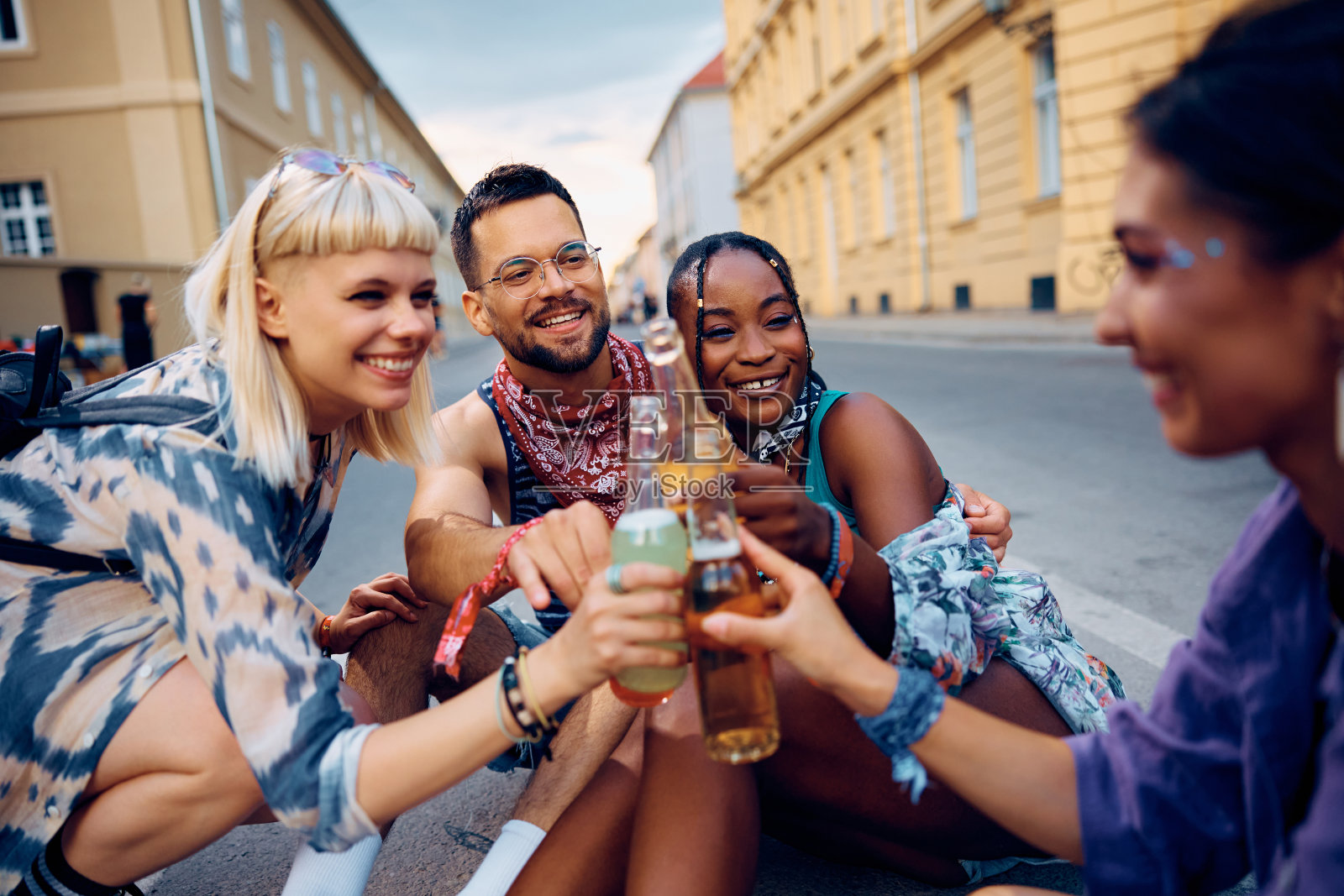 在夏日里，多种族的节日参与者举杯共饮，尽情玩乐。照片摄影图片