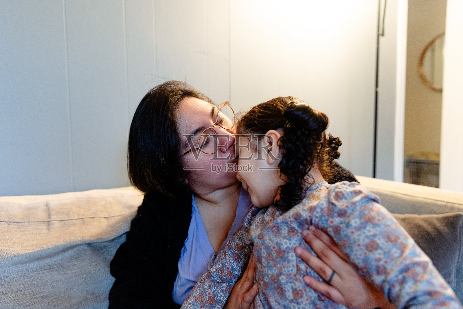 母亲帮助女儿打理头发照片摄影图片