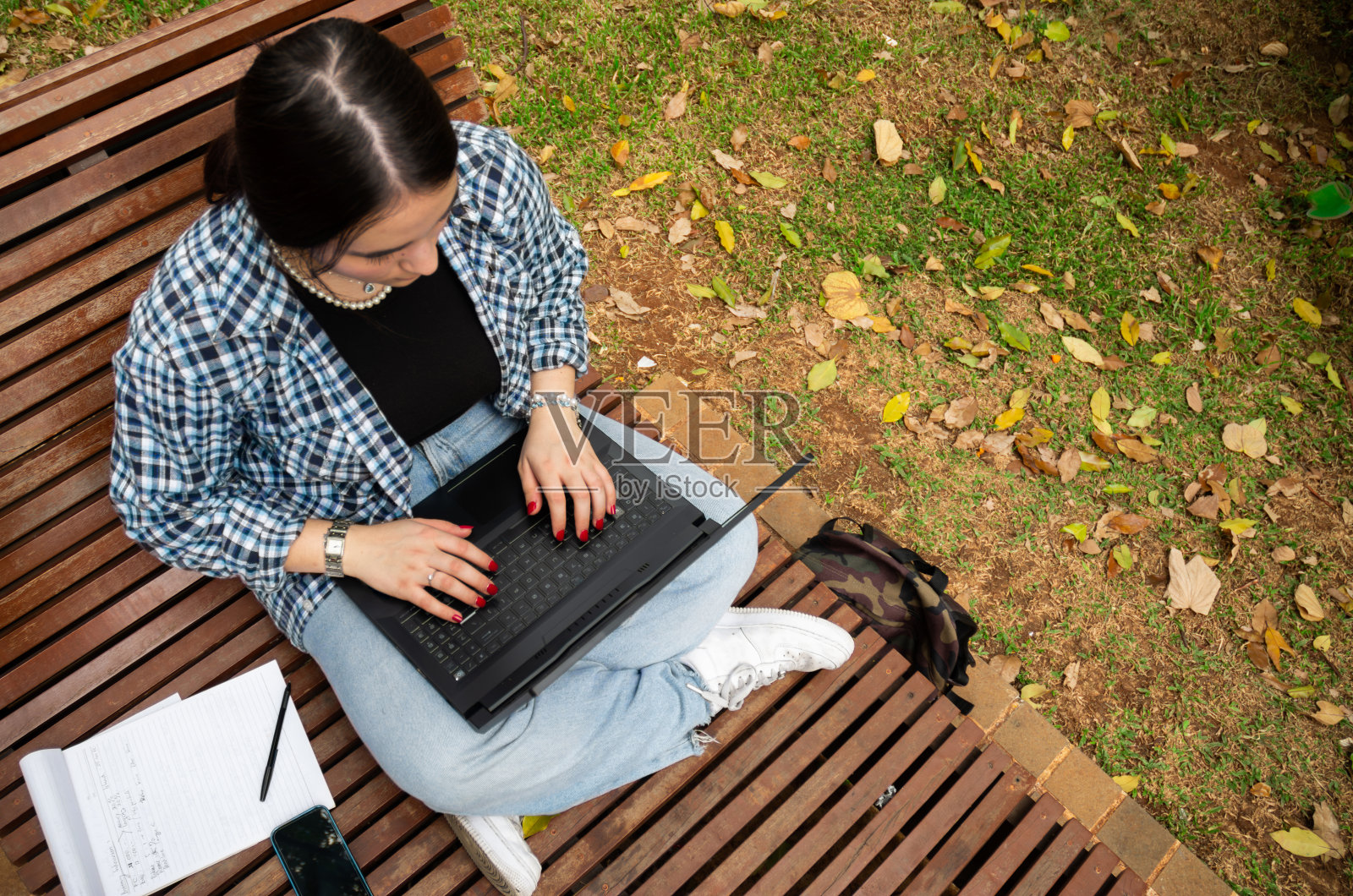 一位在公共空间工作的年轻女性照片摄影图片