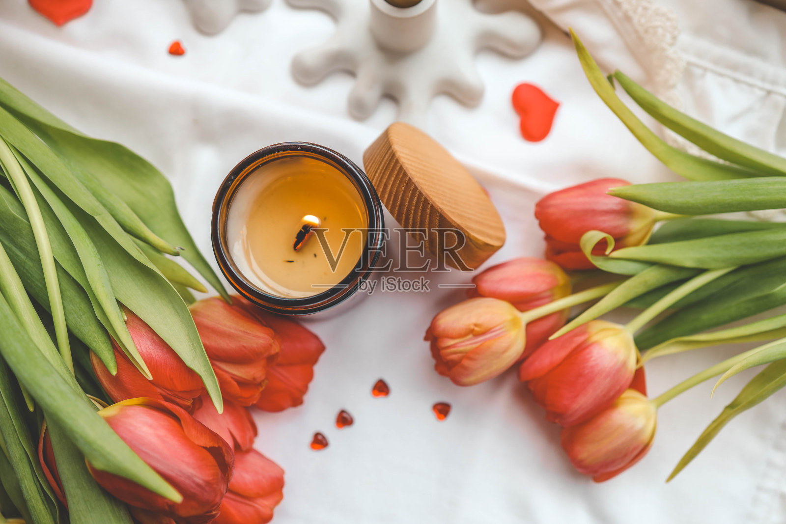 蜡烛和一束红郁金香，春天的美学照片摄影图片