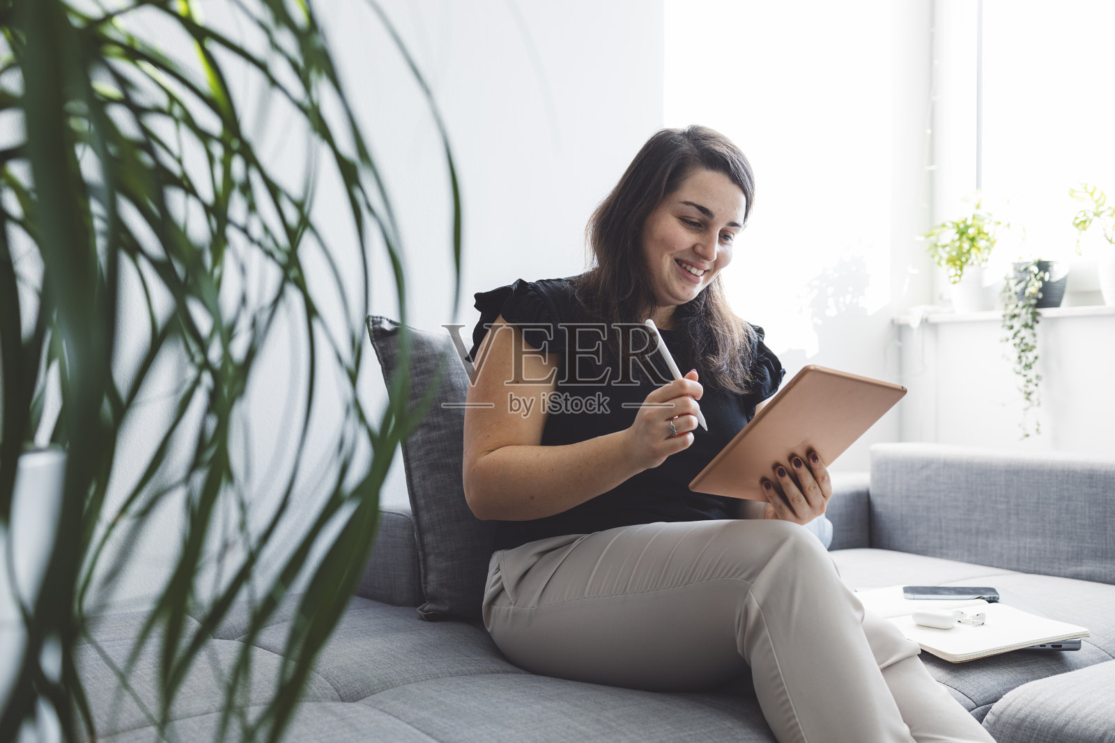 一个年轻的女人在家工作照片摄影图片