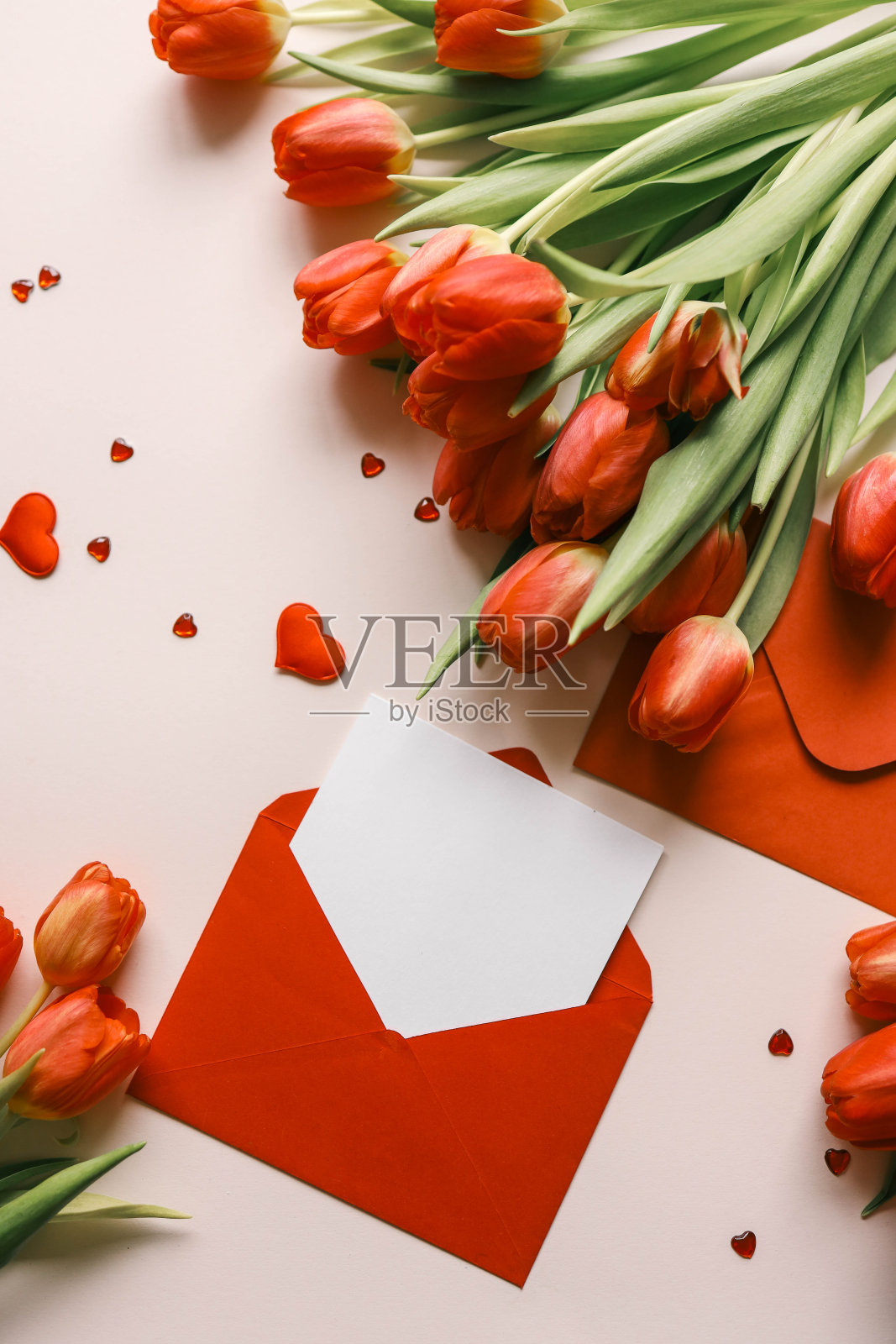 空白信封，写上祝贺和一束花照片摄影图片