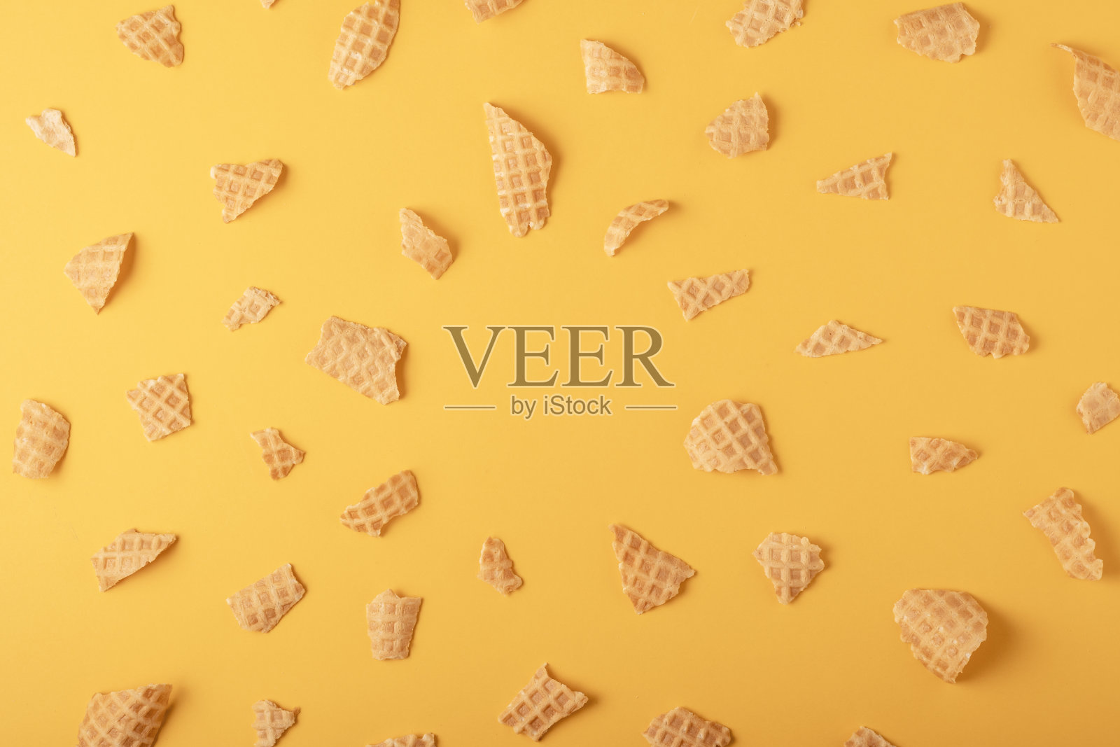 美味的部分冰淇淋甜筒在黄色背景，平面图案。文本空间。照片摄影图片