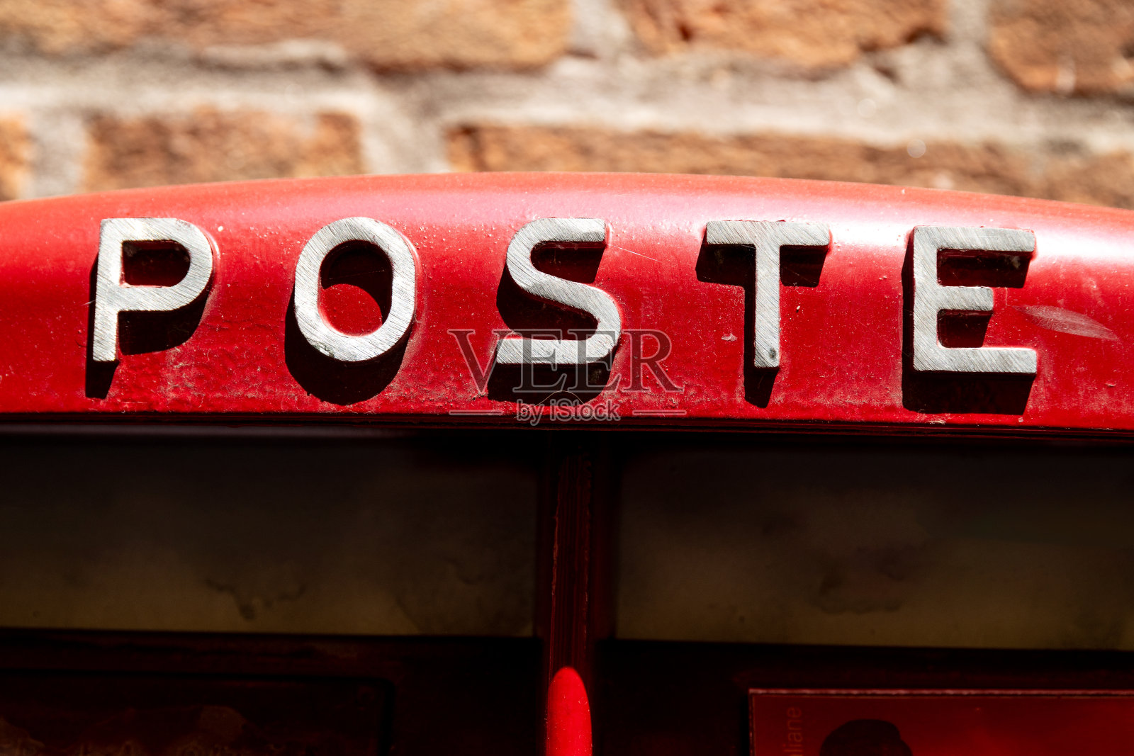 威尼斯意大利邮筒上的“邮政”标志特写照片摄影图片