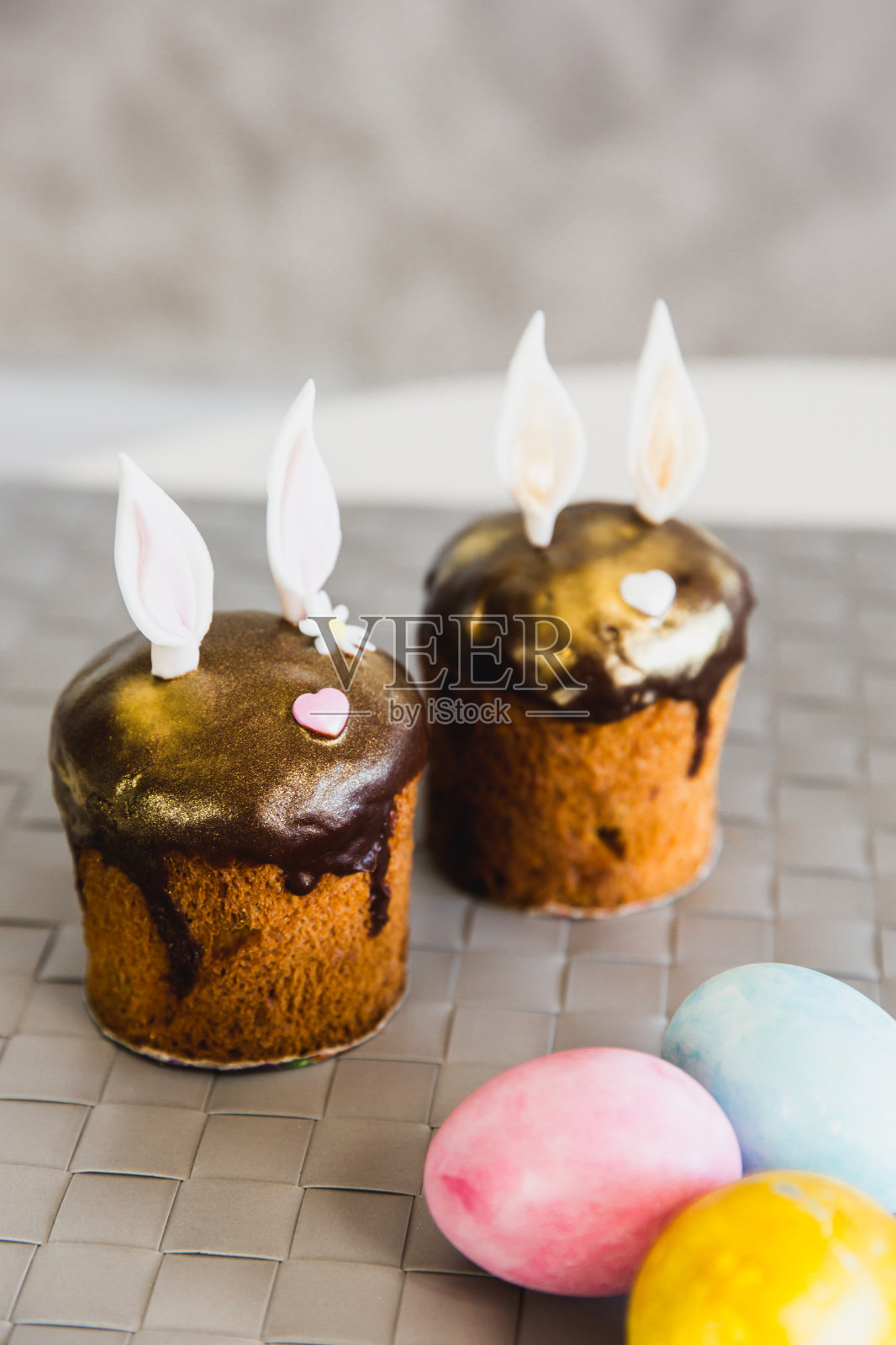 用兔子耳朵和彩蛋装饰的复活节蛋糕。传统的Kulich，复活节面包照片摄影图片