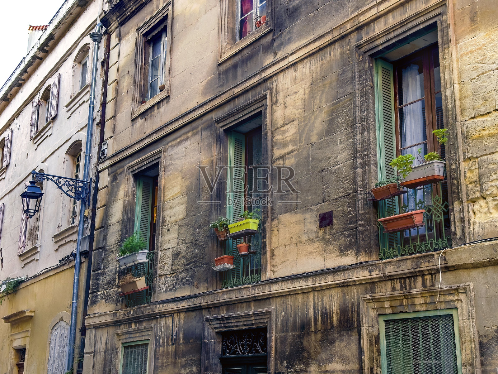 封闭旧住宅石砌建筑外窗照片摄影图片