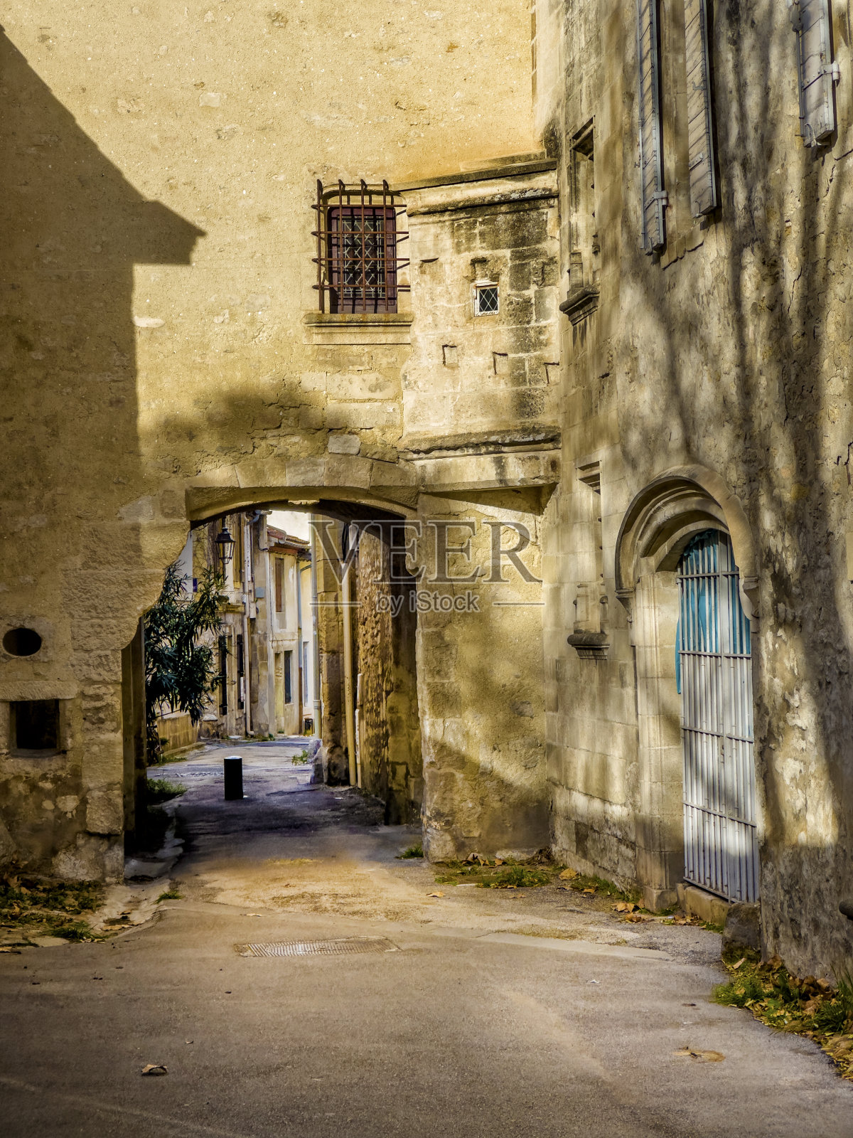 老城空荡荡的狭窄街道上有老房子照片摄影图片