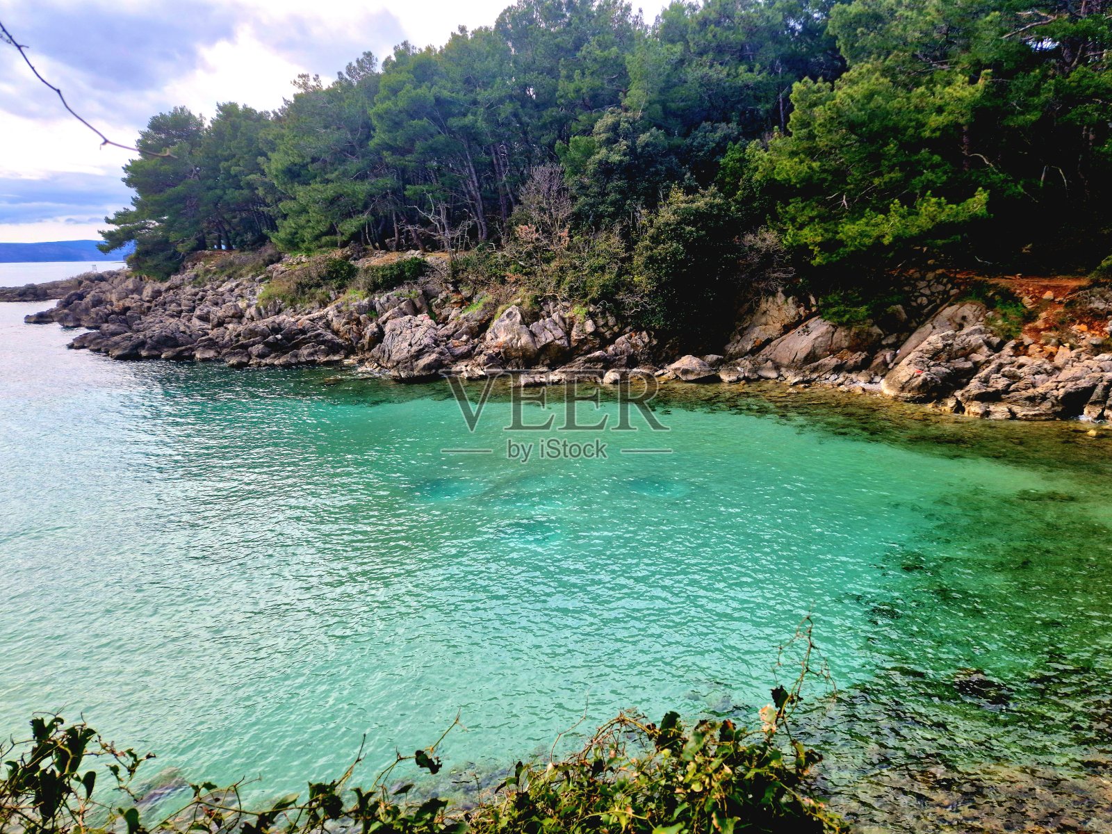 Krk岛-蓝色海湾照片摄影图片