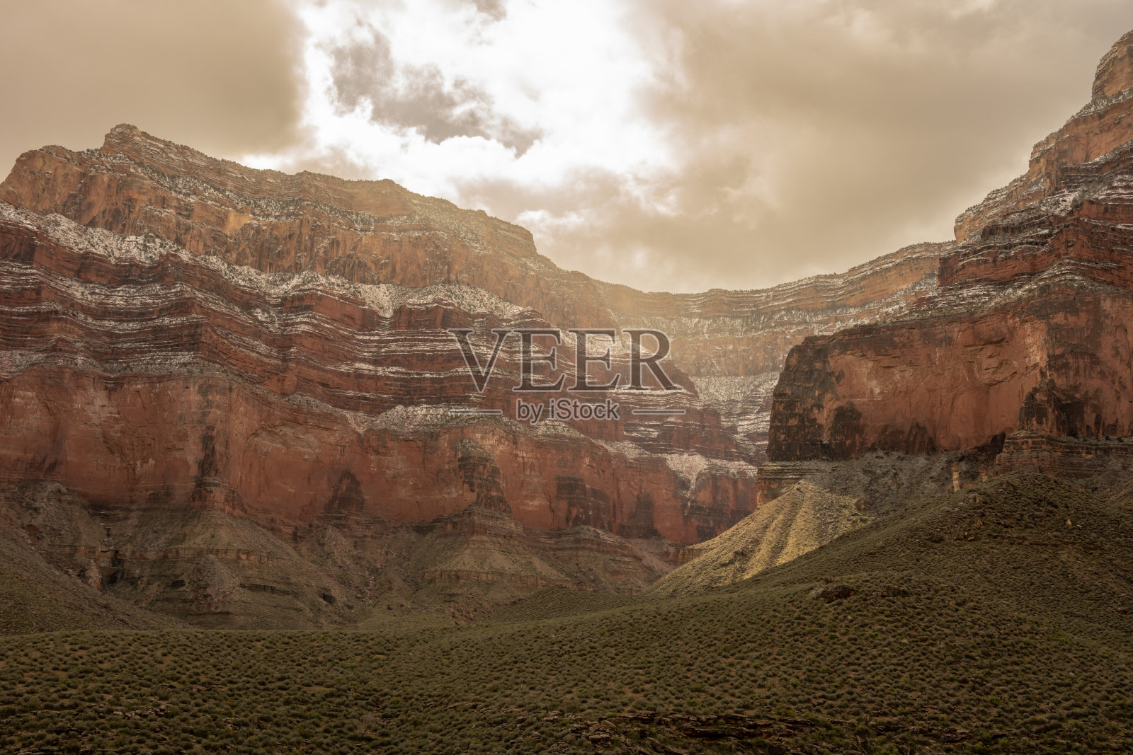 雪附着在纪念碑溪的悬崖上照片摄影图片