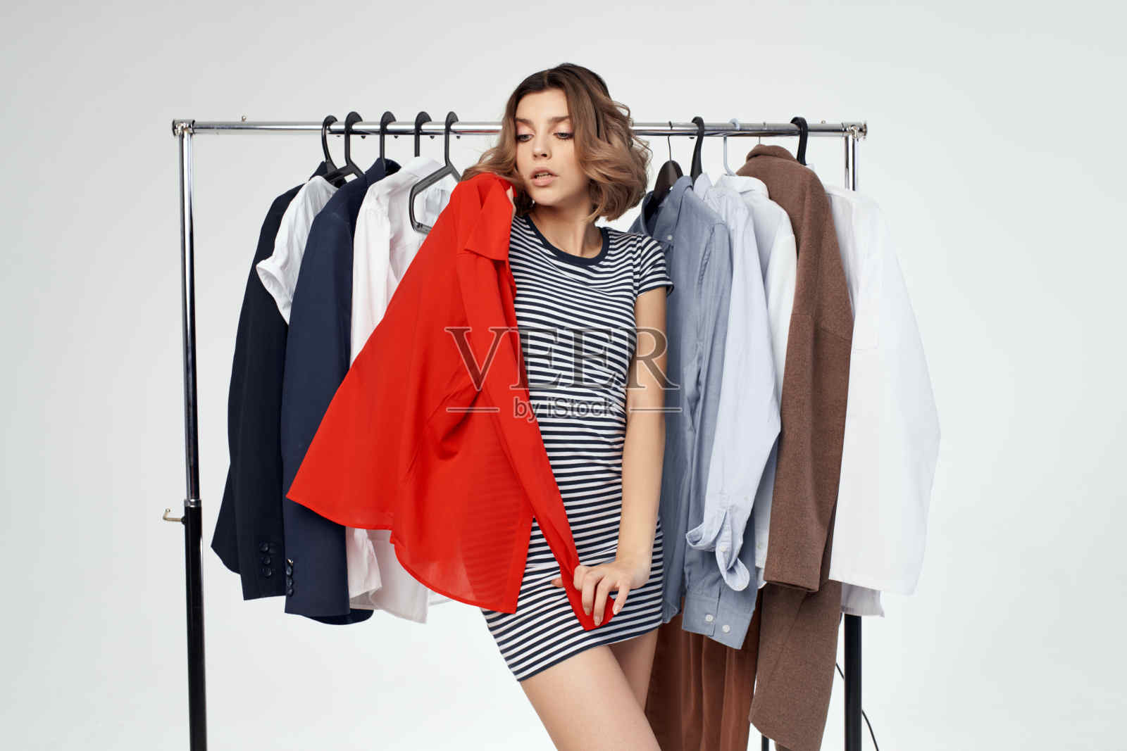 漂亮女人附近的衣服购物狂孤立的背景照片摄影图片