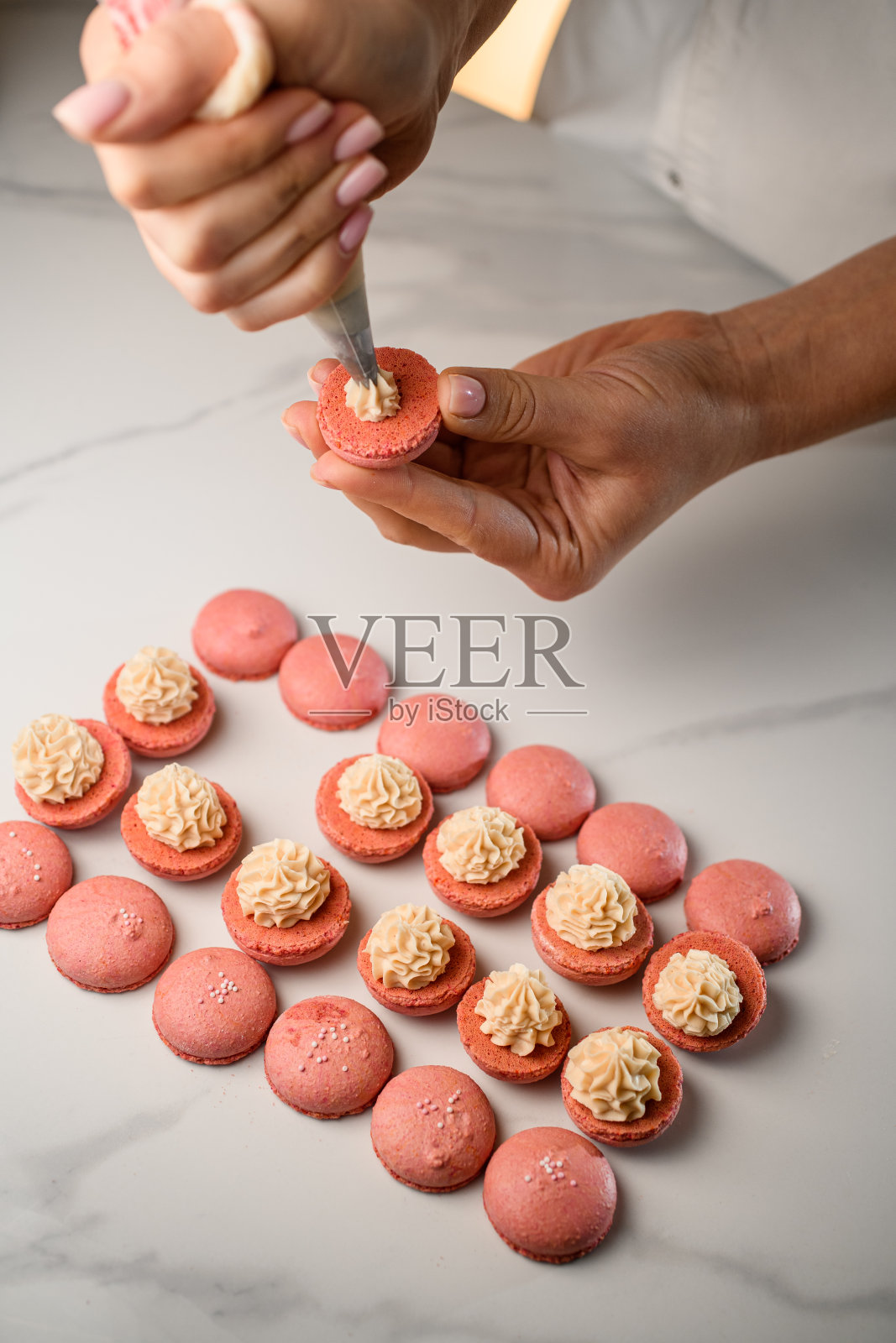 米色马卡龙的喜悦。奶油般的转变之旅。照片摄影图片