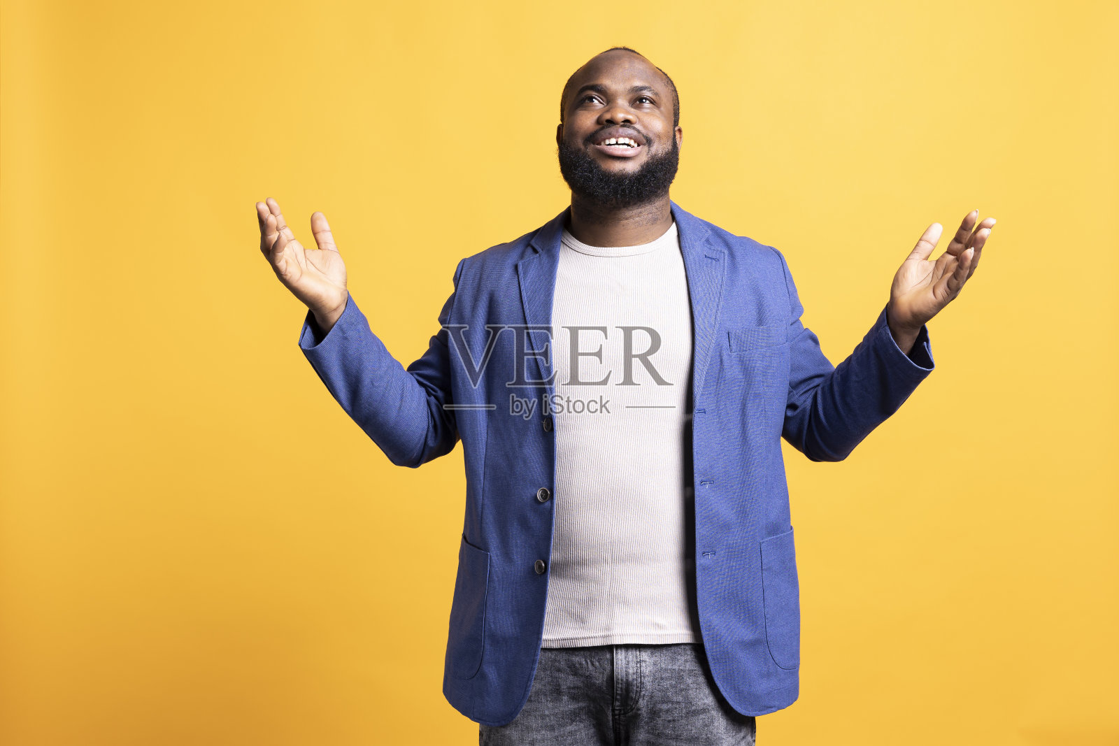 快乐虔诚的人仰望天空，等待上帝的指示，工作室的背景照片摄影图片