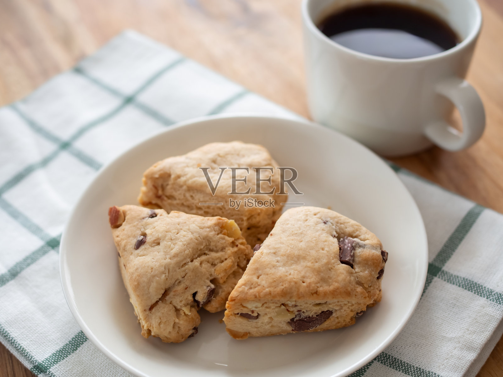 巧克力坚果烤饼和热咖啡照片摄影图片